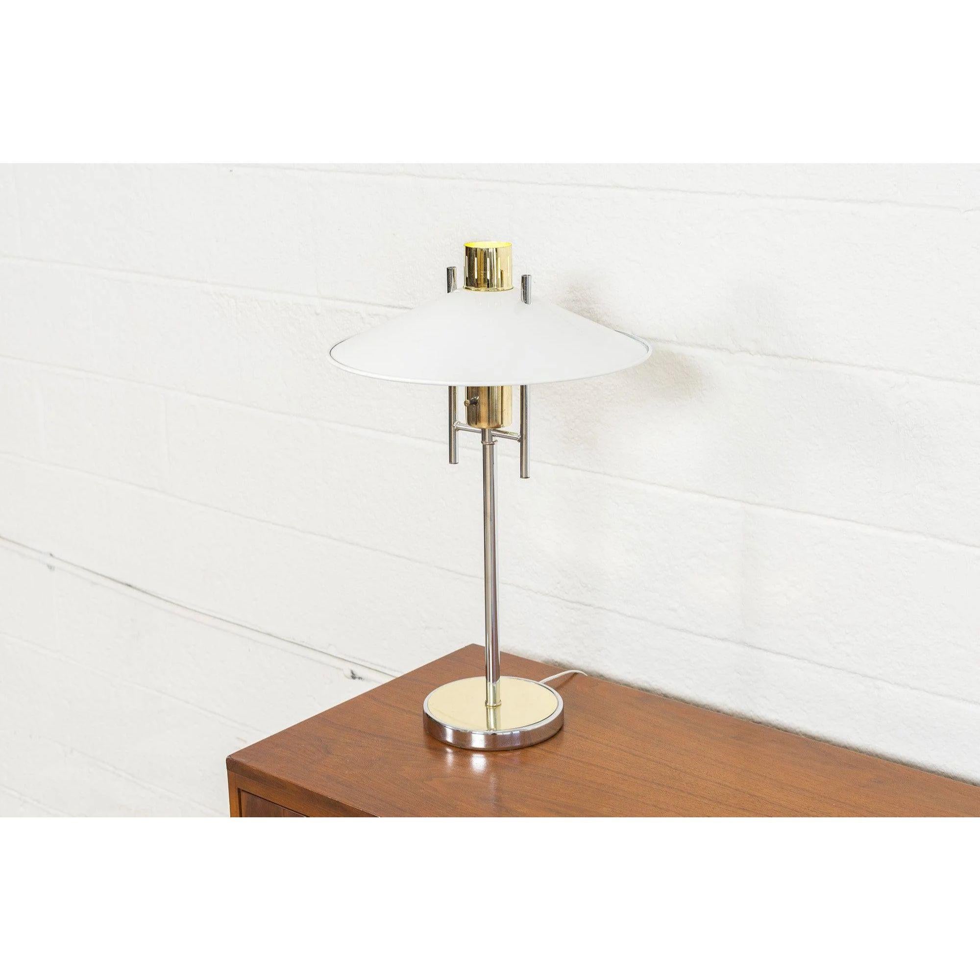 Inconnu Lampe de table moderne du milieu du siècle en blanc, chrome et laiton, 1970 en vente