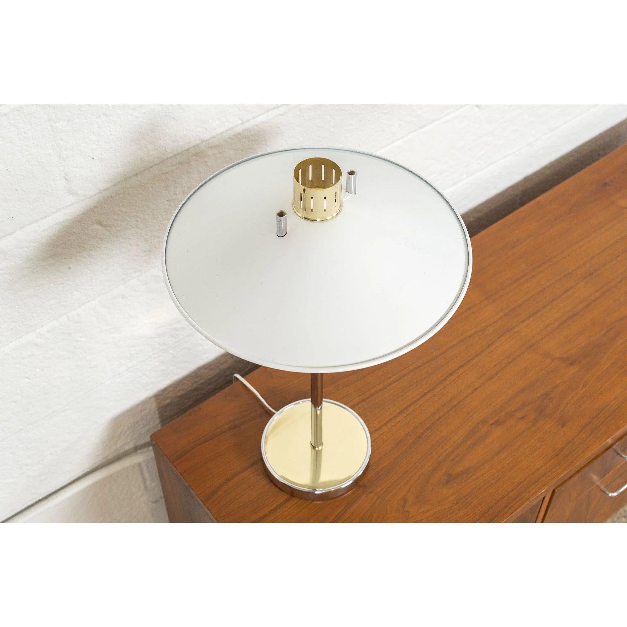 20ième siècle Lampe de table moderne du milieu du siècle en blanc, chrome et laiton, 1970 en vente