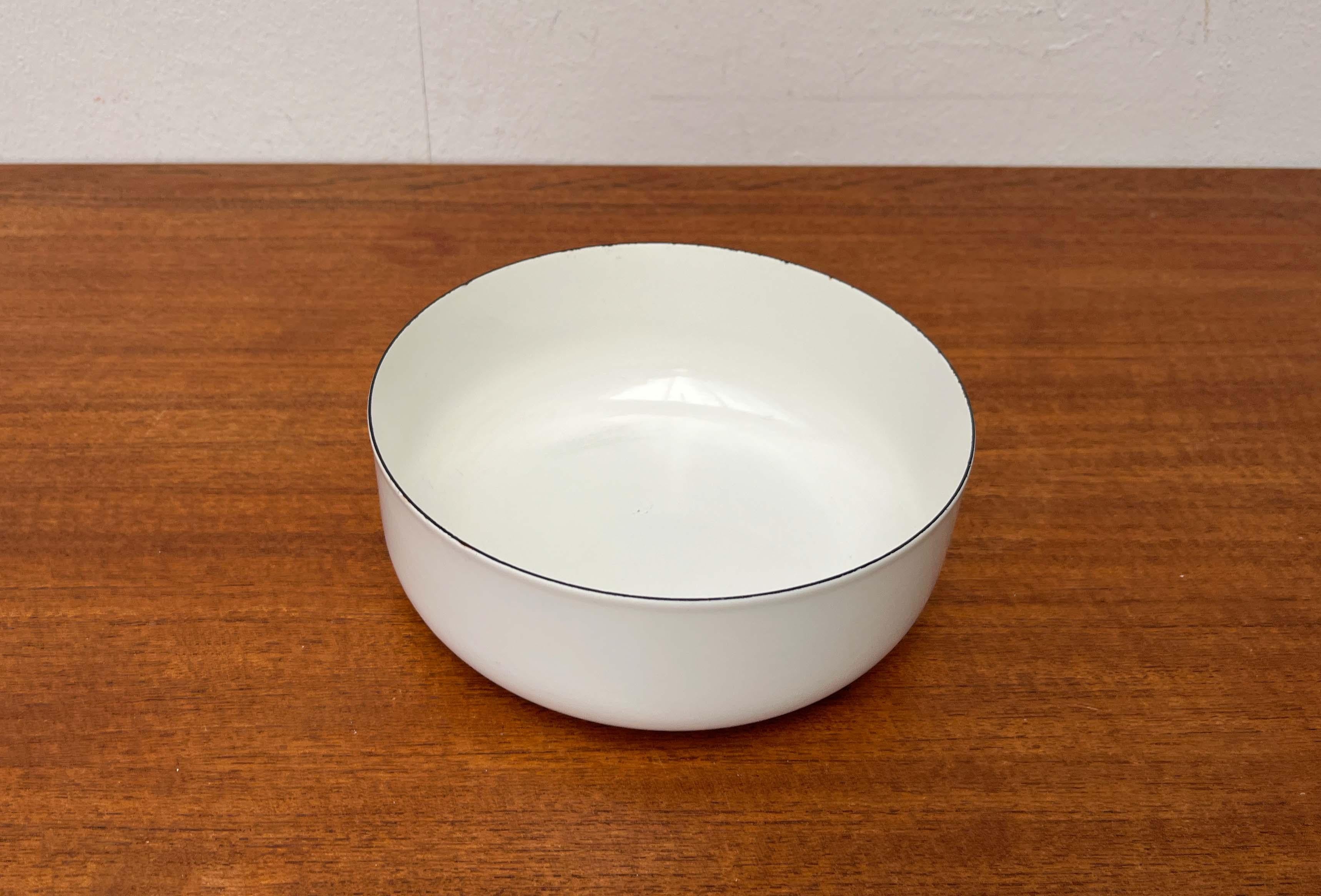 Finlandese Ciotola moderna di metà secolo in smalto bianco di Kaj Franck per Finel, Finlandia, anni '60 in vendita