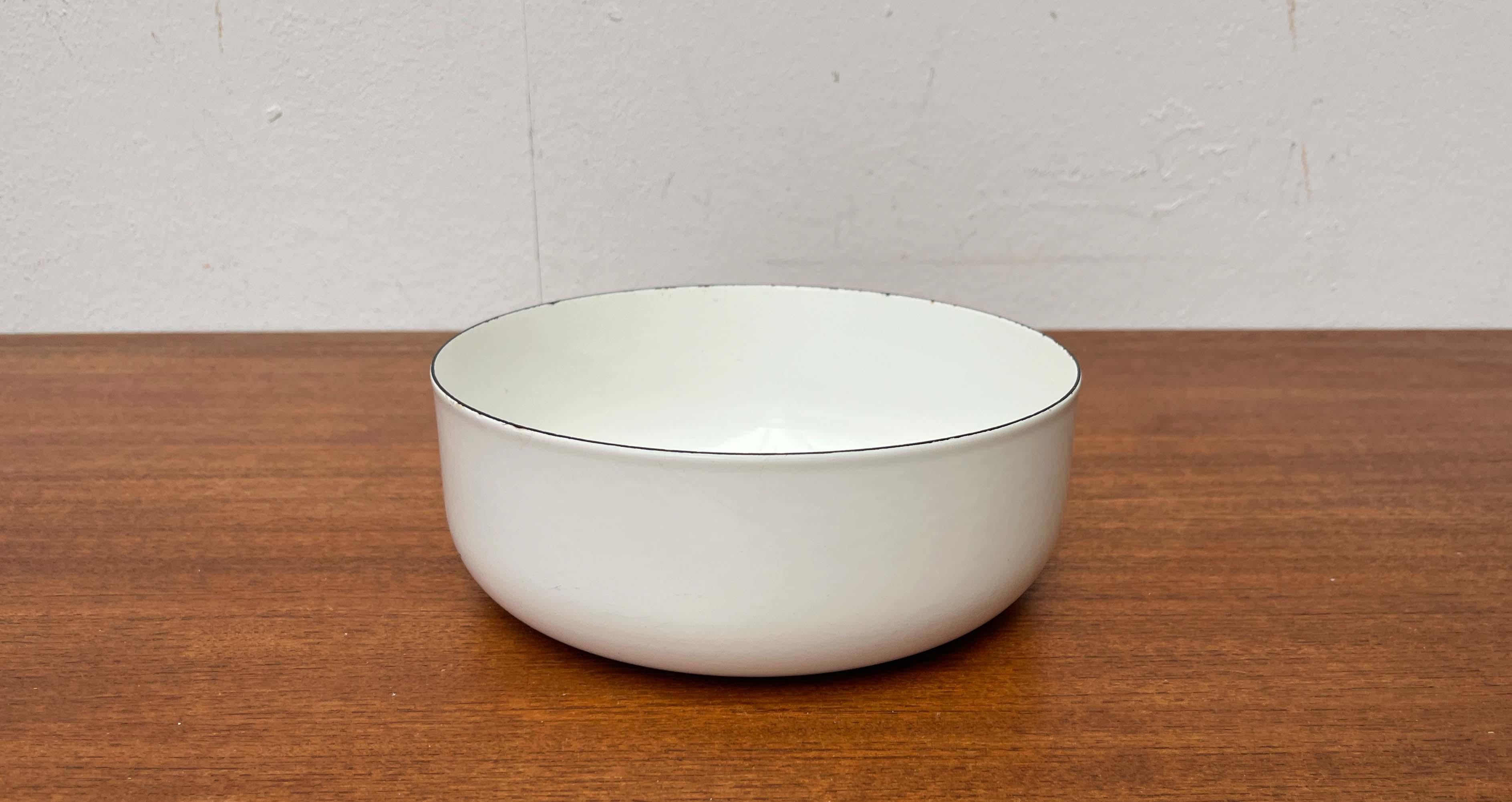 Ciotola moderna di metà secolo in smalto bianco di Kaj Franck per Finel, Finlandia, anni '60 In condizioni buone in vendita a Hamburg, DE