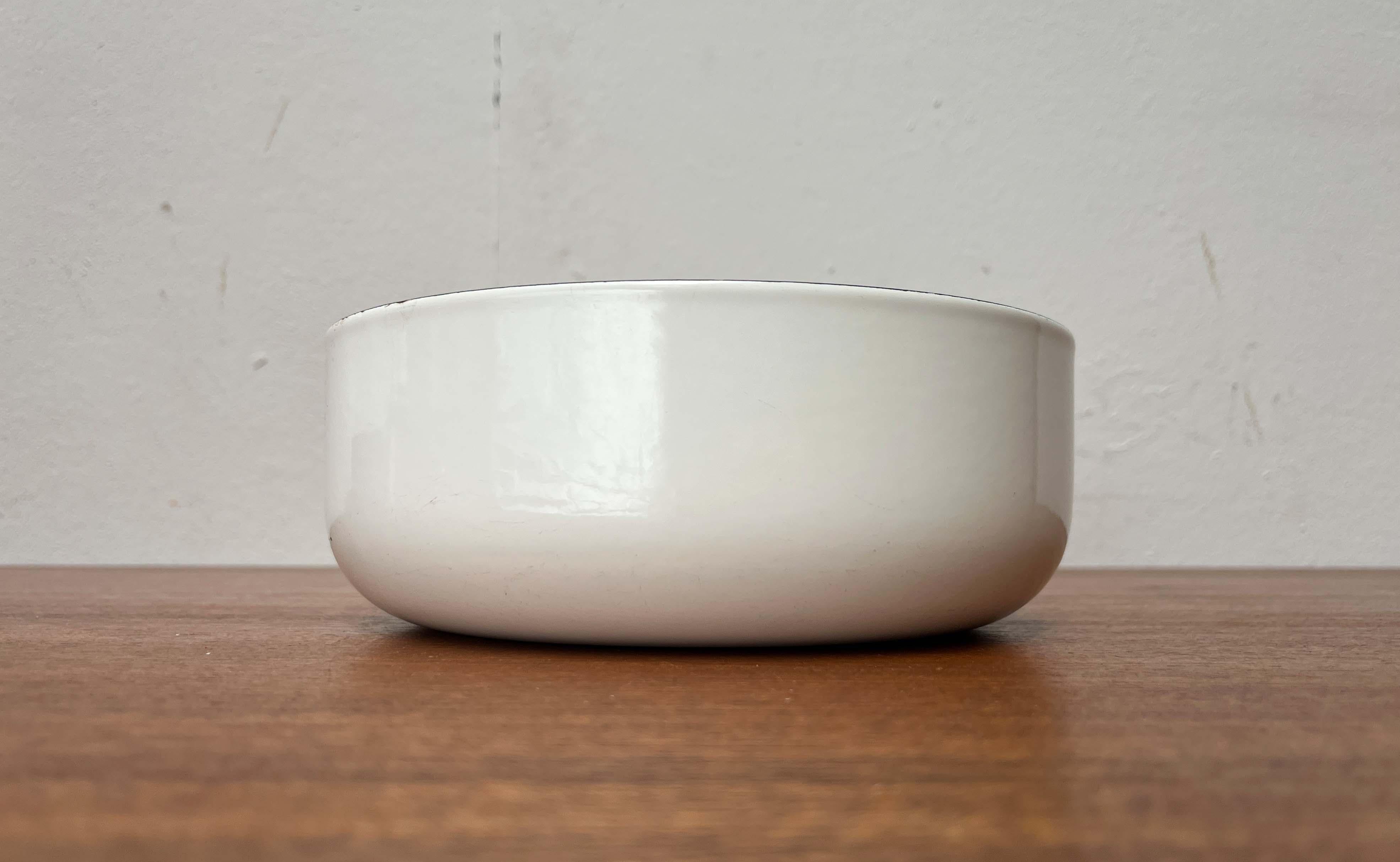 XX secolo Ciotola moderna di metà secolo in smalto bianco di Kaj Franck per Finel, Finlandia, anni '60 in vendita