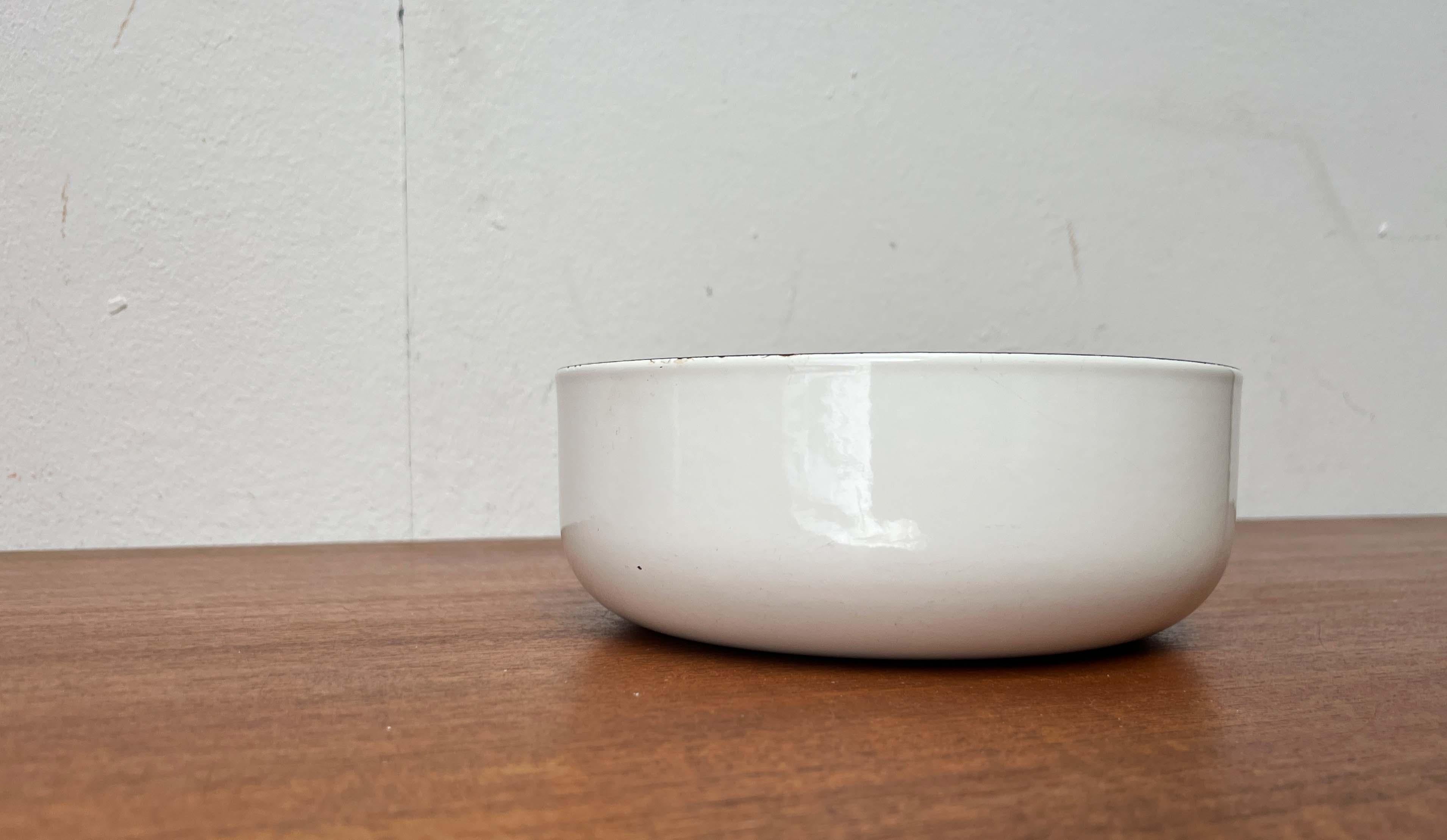 Metallo Ciotola moderna di metà secolo in smalto bianco di Kaj Franck per Finel, Finlandia, anni '60 in vendita