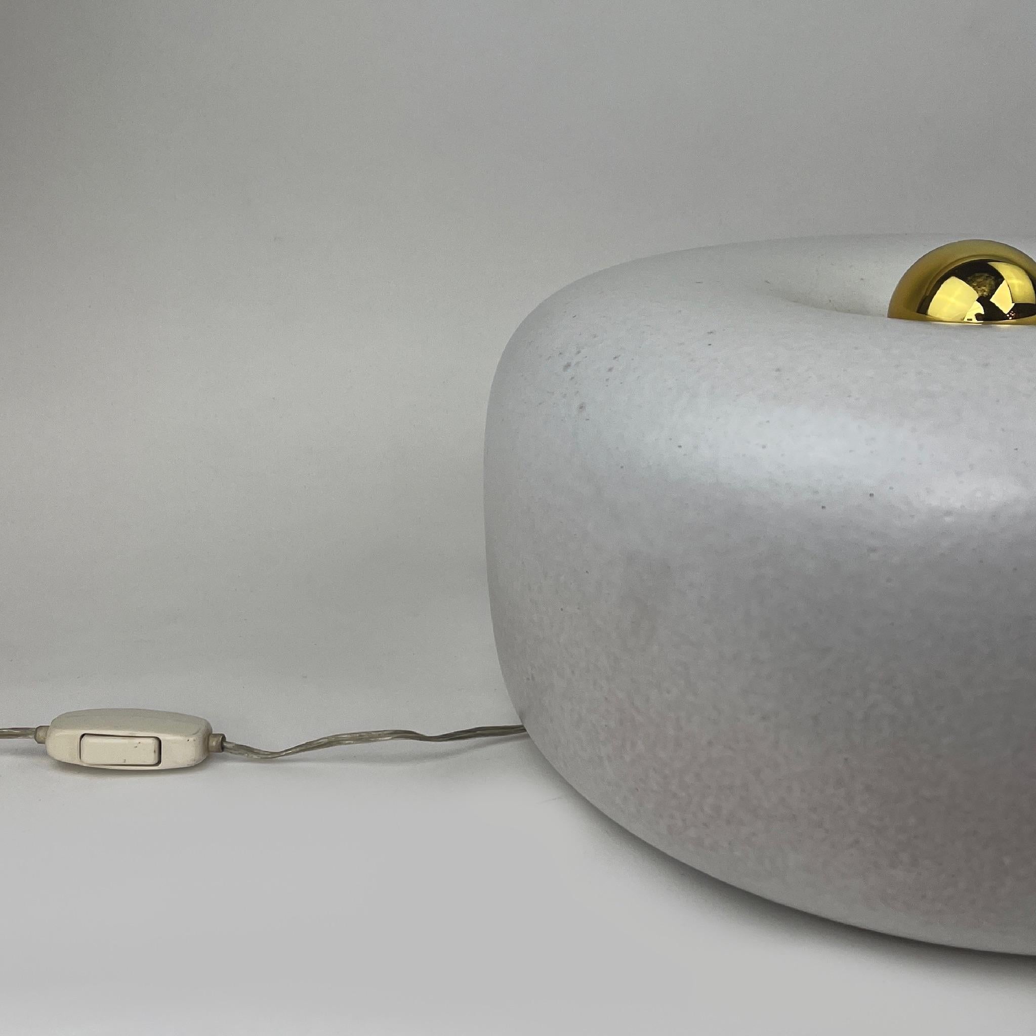 Mid-Century Modern White Enameled Stoneware Round Table Lamp by G. Tramonti In Good Condition For Sale In Firenze, Tuscany