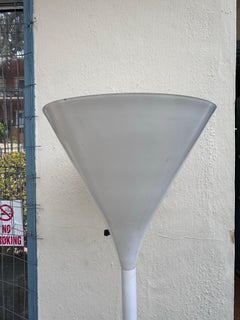 Lámpara de pie tipo torchiere de estilo «Mid-Century Modern», esmaltada en blanco, con pantalla en forma de trompeta, década de los 70