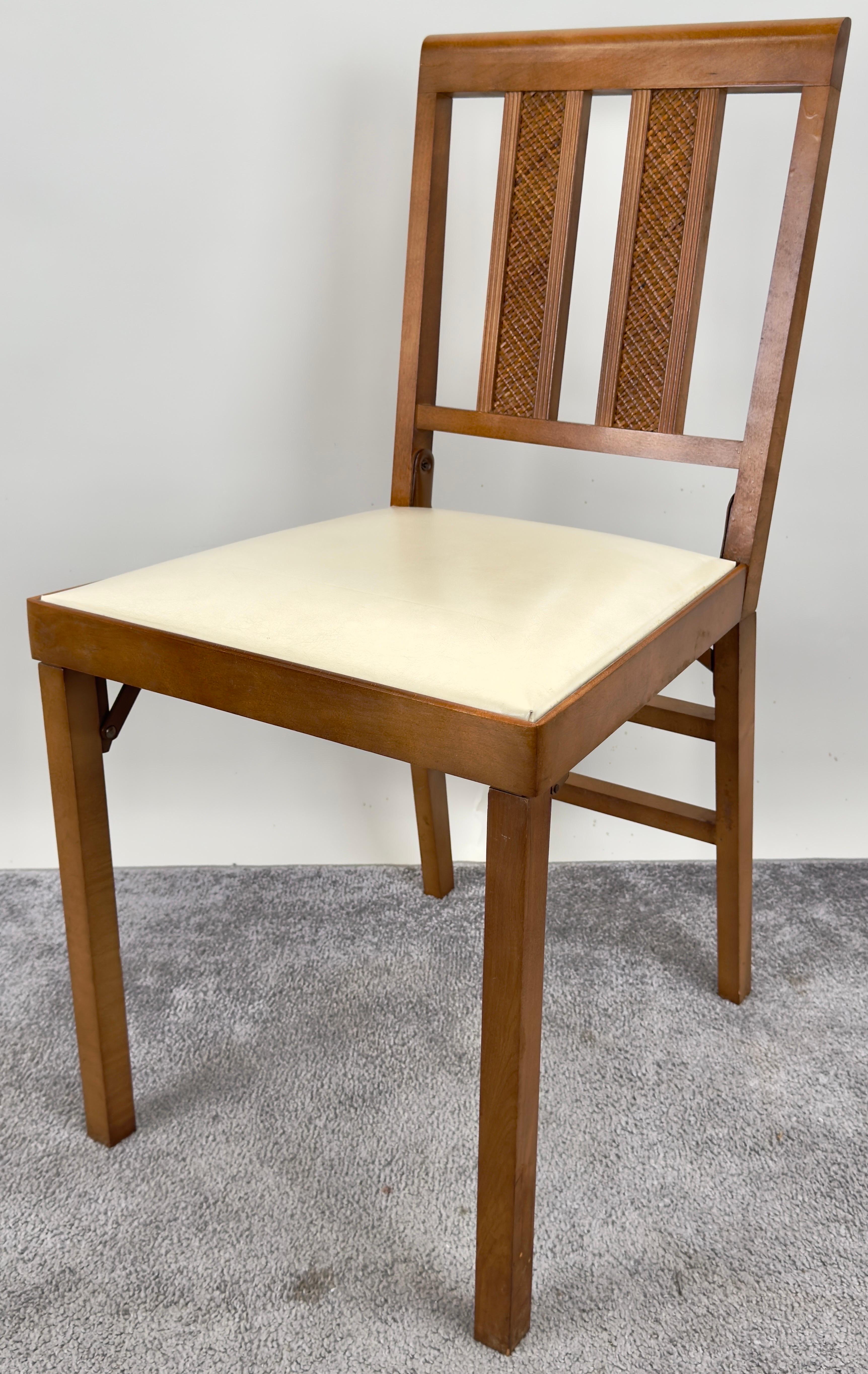 Sedia Foldes in finta pelle bianca e legno di noce intagliato, set di 4 sedie moderne di metà secolo in vendita 2