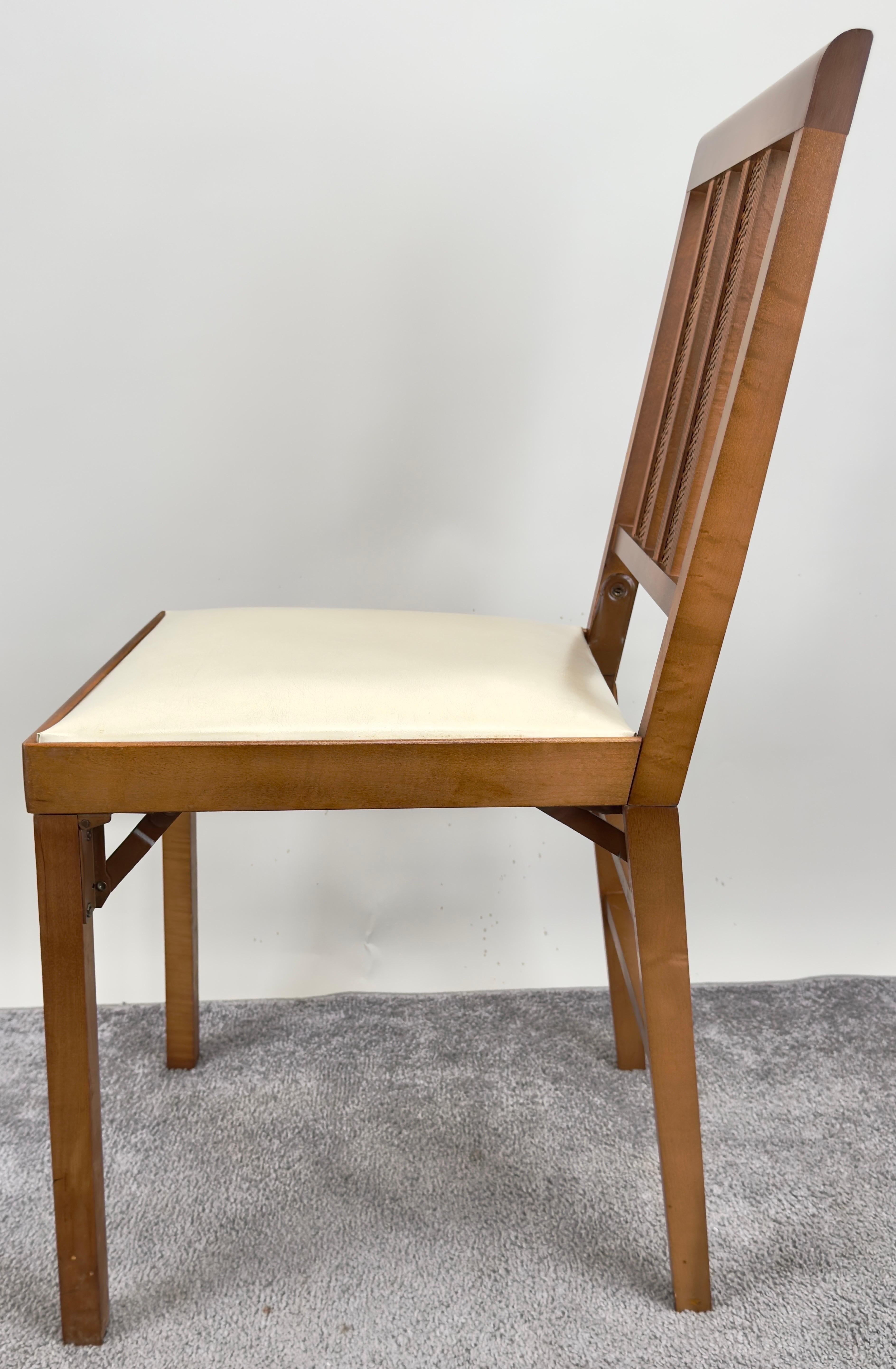 Sedia Foldes in finta pelle bianca e legno di noce intagliato, set di 4 sedie moderne di metà secolo in vendita 3