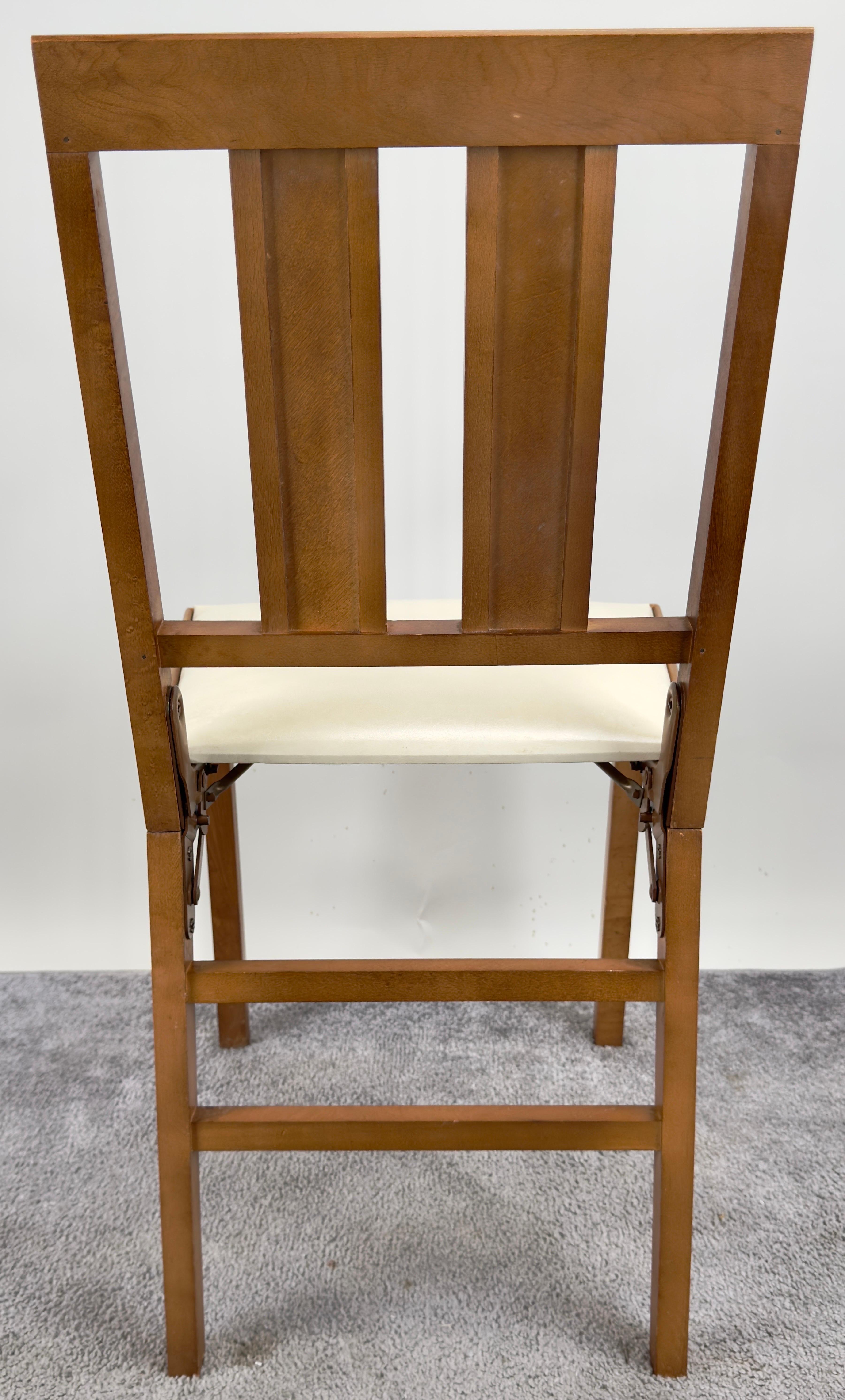 Sedia Foldes in finta pelle bianca e legno di noce intagliato, set di 4 sedie moderne di metà secolo in vendita 4