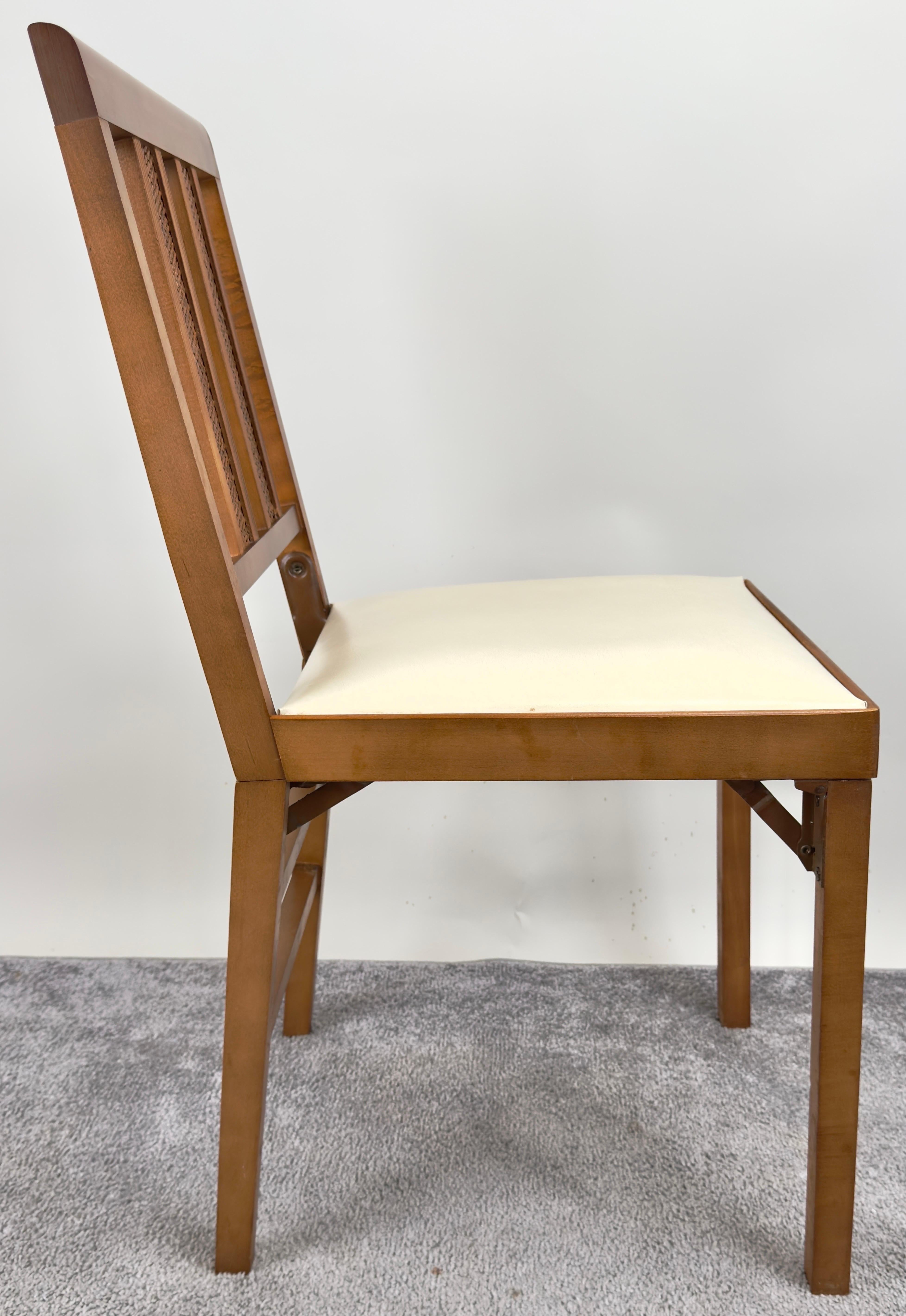 Sedia Foldes in finta pelle bianca e legno di noce intagliato, set di 4 sedie moderne di metà secolo in vendita 5
