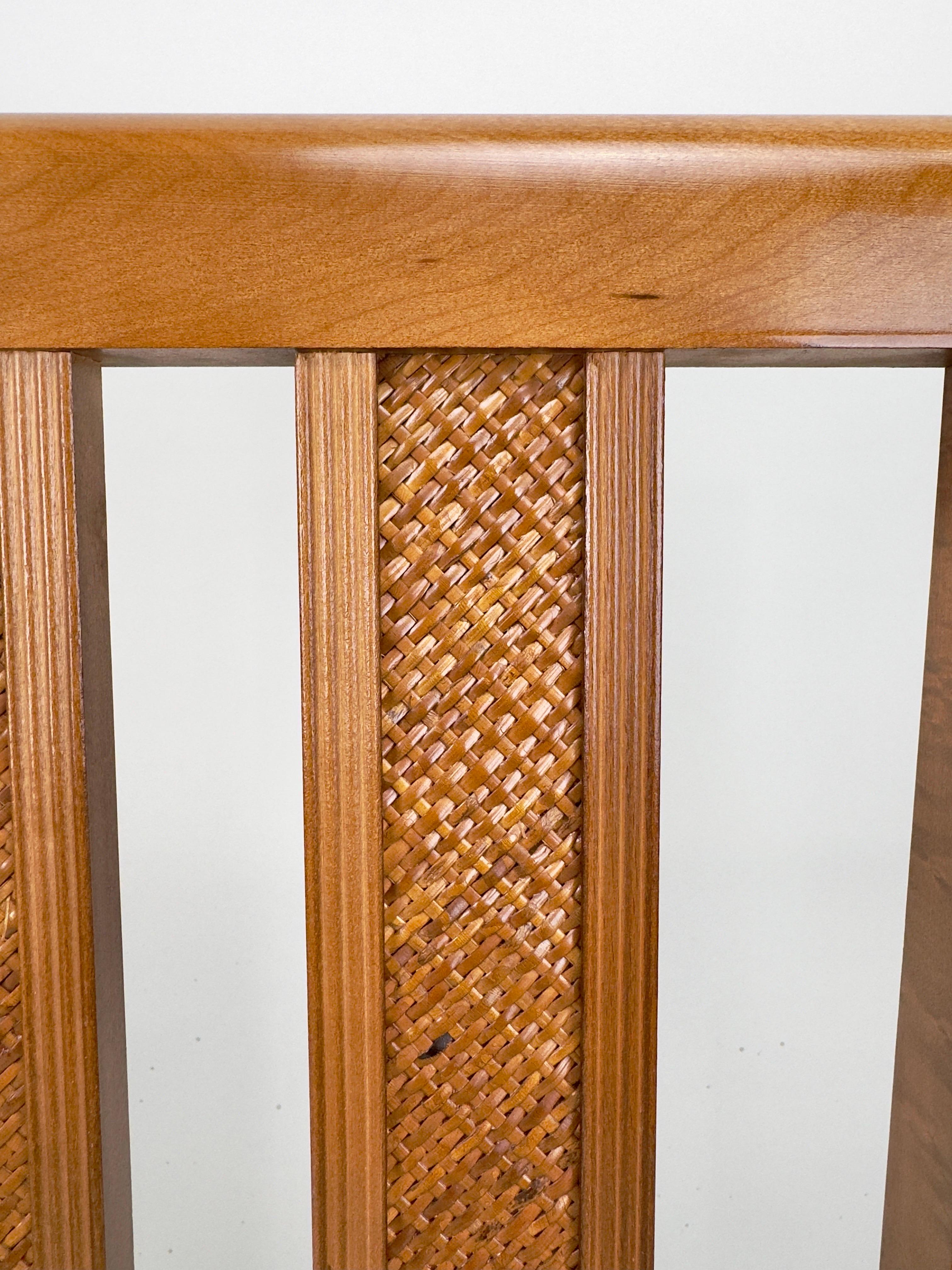 Sedia Foldes in finta pelle bianca e legno di noce intagliato, set di 4 sedie moderne di metà secolo in vendita 6