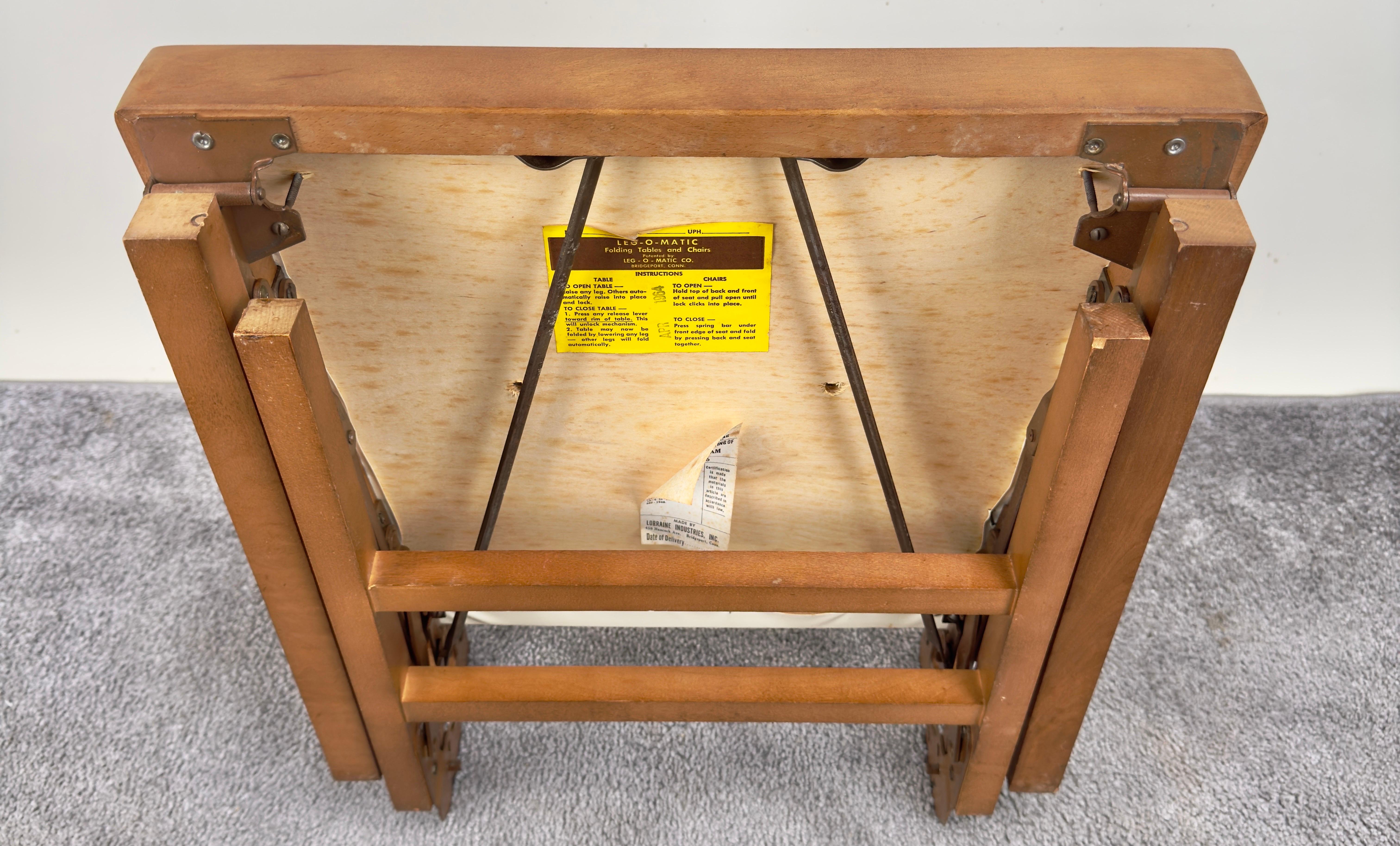 Sedia Foldes in finta pelle bianca e legno di noce intagliato, set di 4 sedie moderne di metà secolo in vendita 7