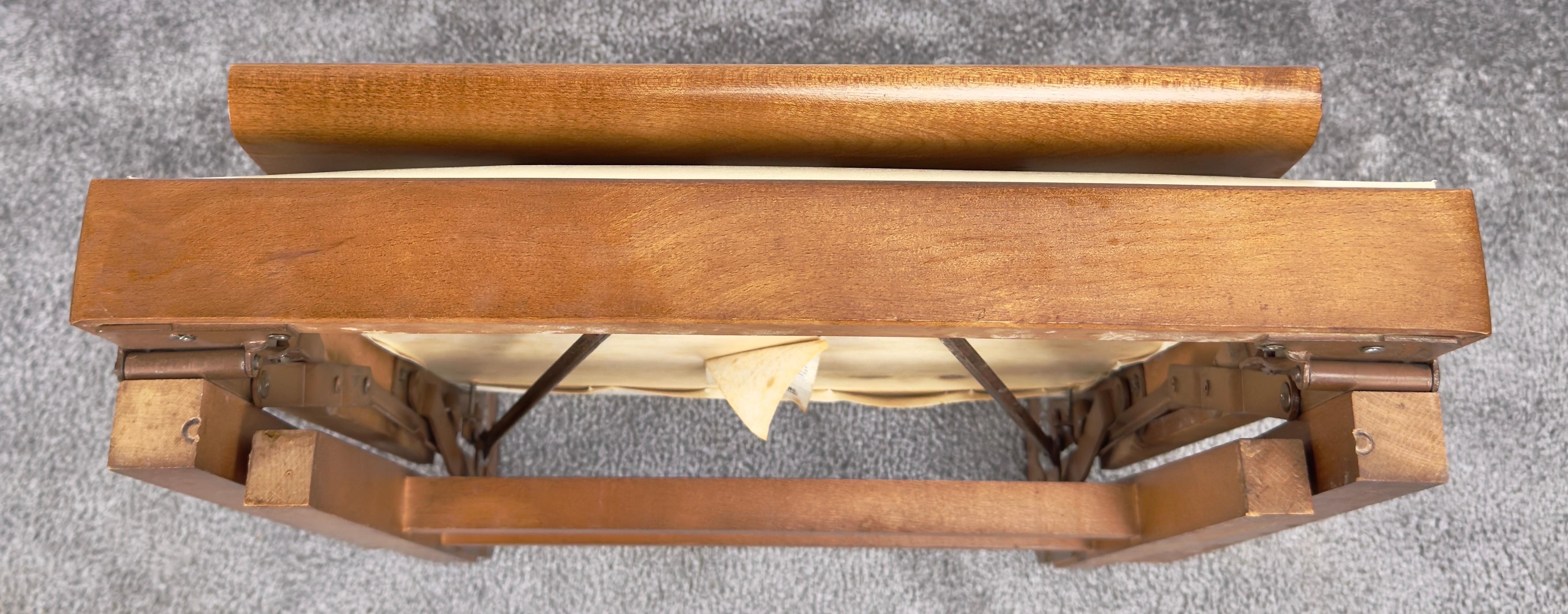 Sedia Foldes in finta pelle bianca e legno di noce intagliato, set di 4 sedie moderne di metà secolo in vendita 9