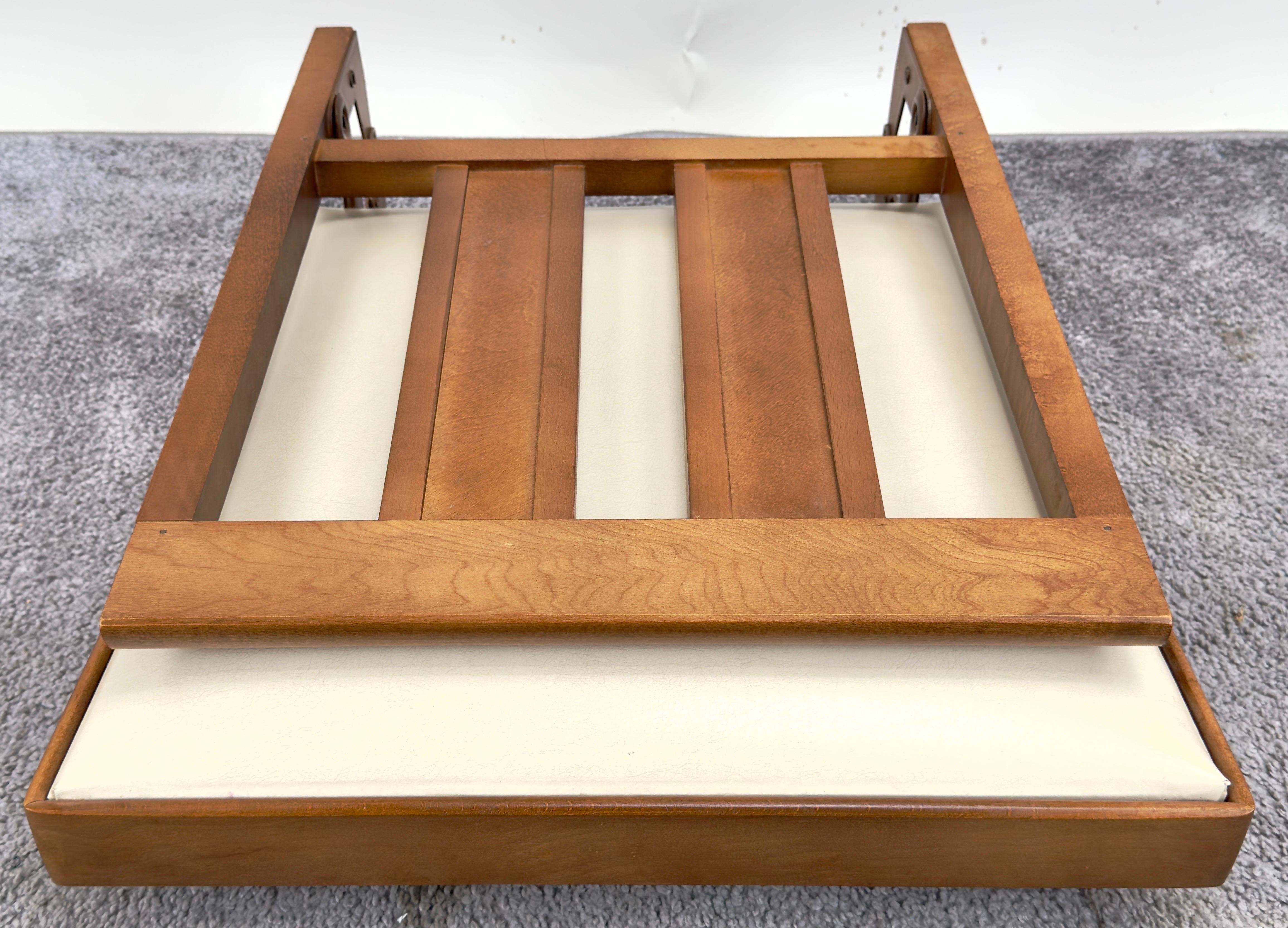 Sedia Foldes in finta pelle bianca e legno di noce intagliato, set di 4 sedie moderne di metà secolo in vendita 10