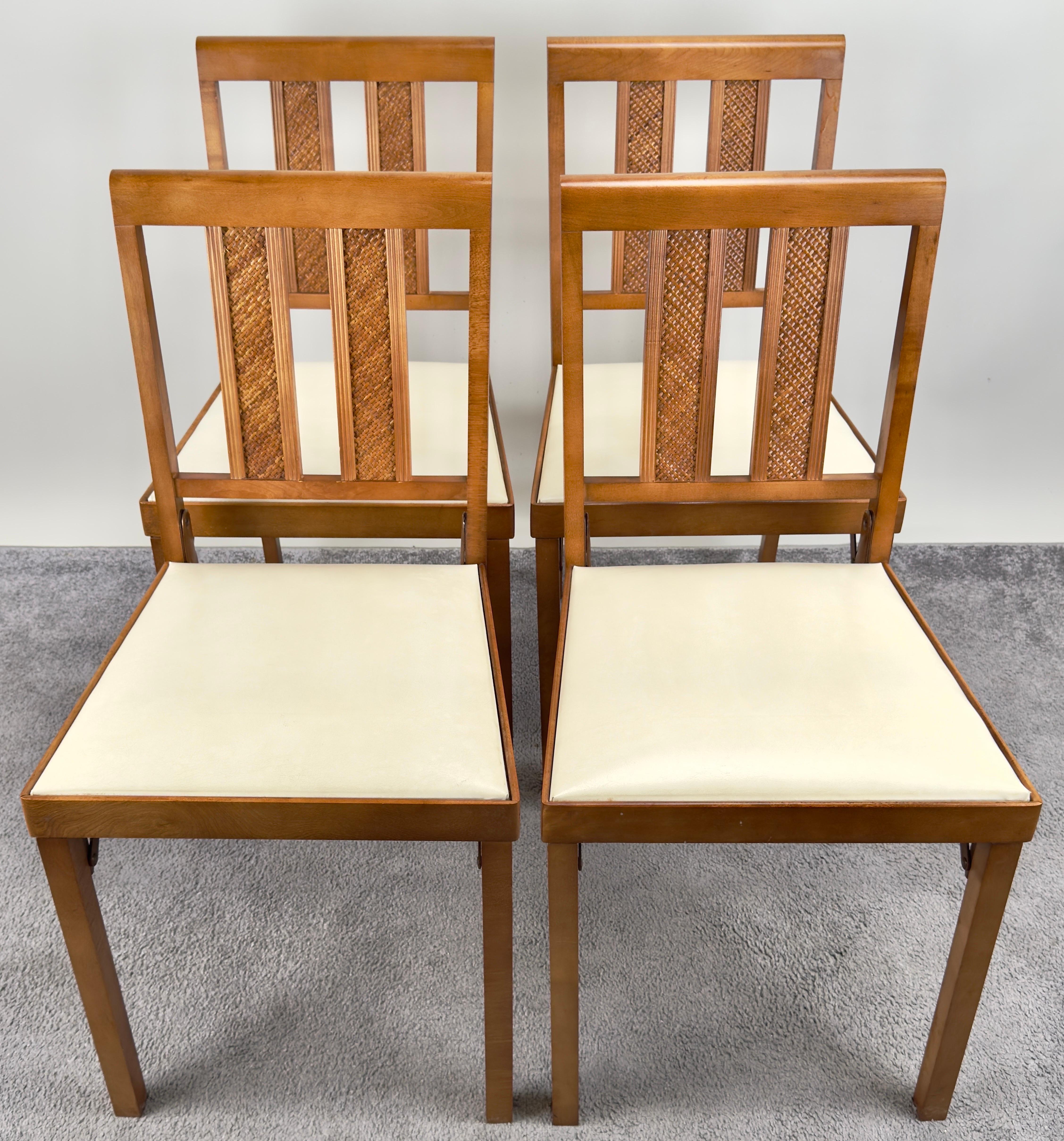 Un set di quattro sedie pieghevoli Leg-o-Matic, in stile Mid-Century Modern, rappresenta il perfetto equilibrio tra funzionalità e design elegante. Le sedie sono caratterizzate da linee pulite e da un'estetica minimalista, tipica del modernismo di