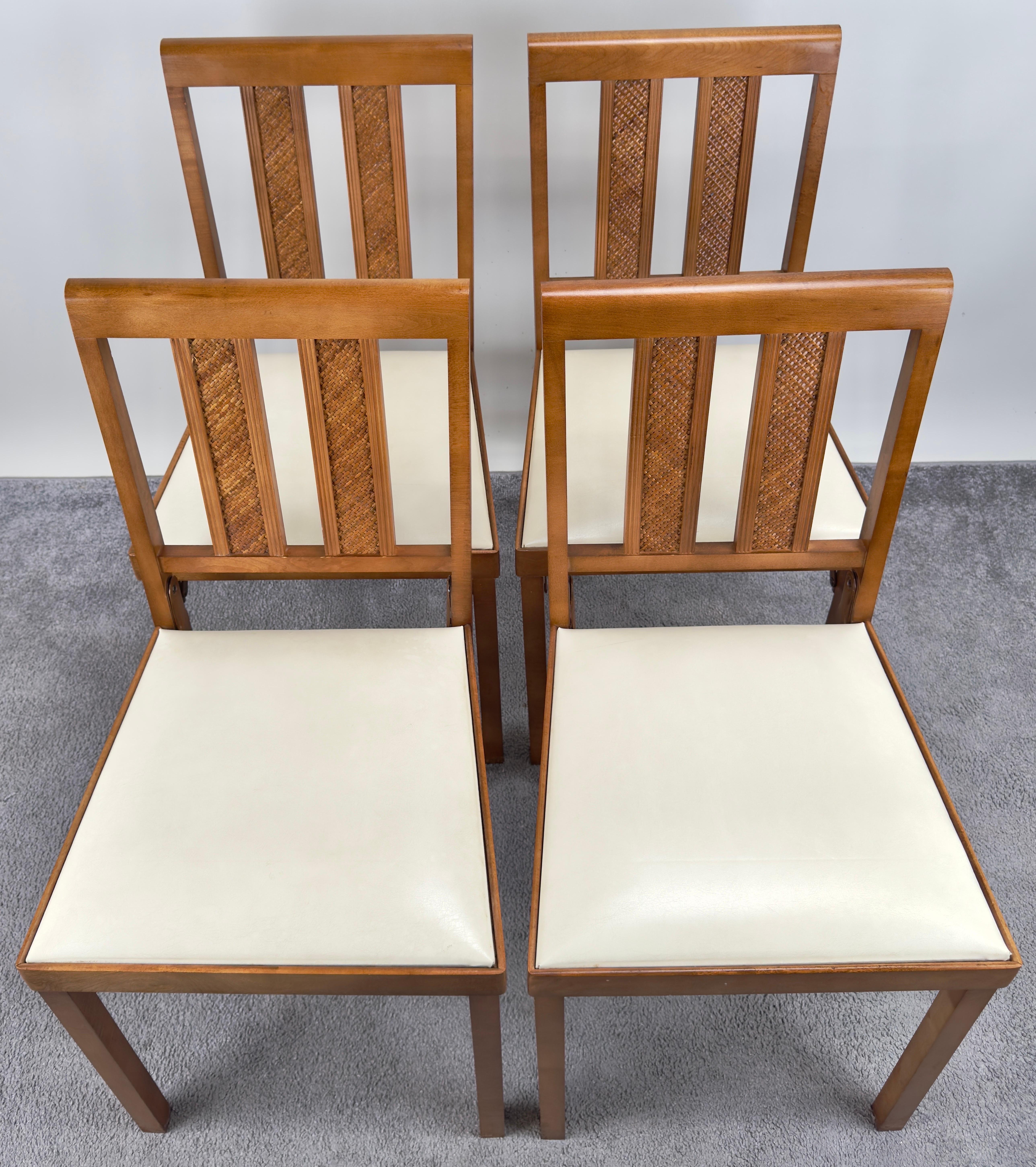 Mid-Century moderno Sedia Foldes in finta pelle bianca e legno di noce intagliato, set di 4 sedie moderne di metà secolo in vendita