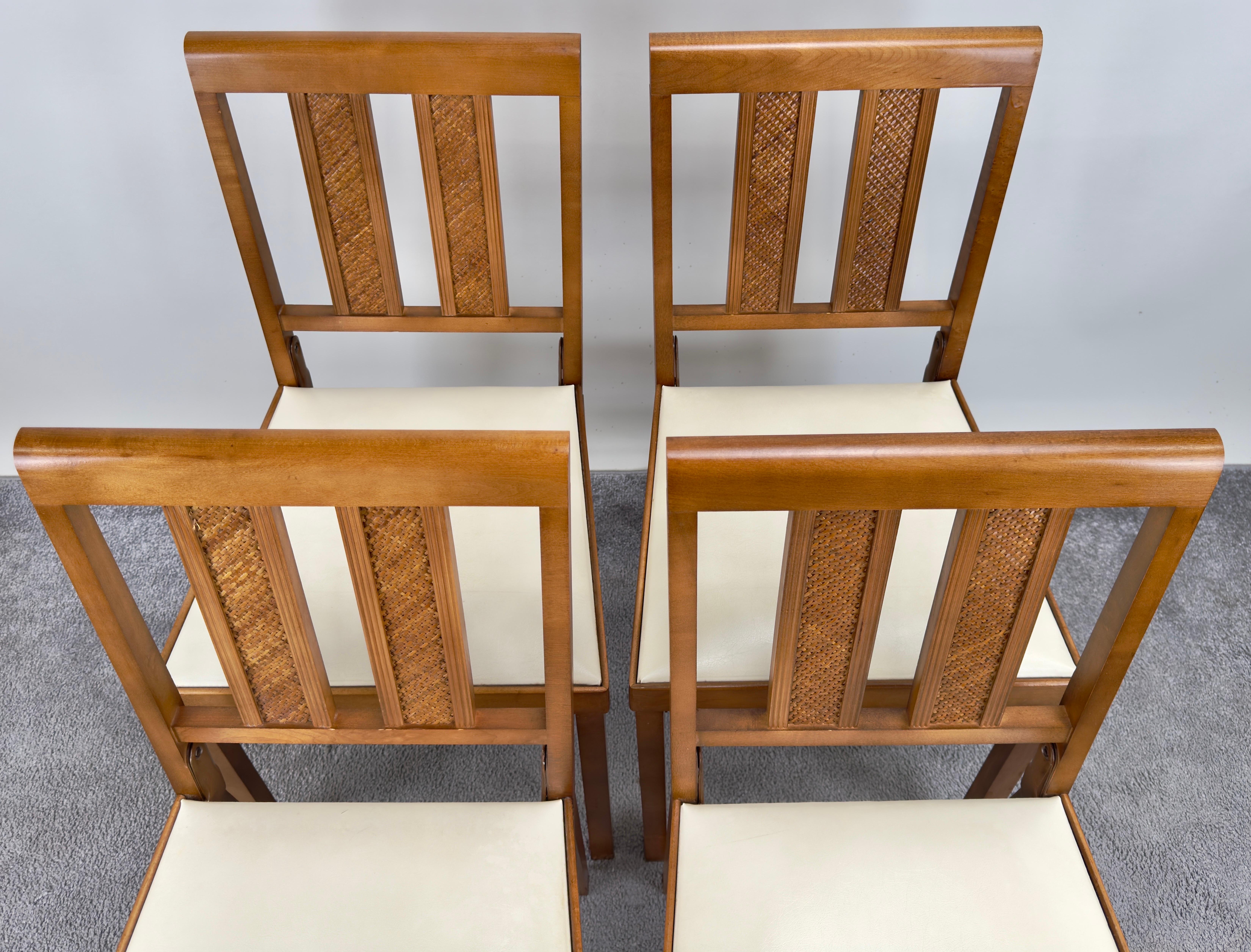 Americano Sedia Foldes in finta pelle bianca e legno di noce intagliato, set di 4 sedie moderne di metà secolo in vendita