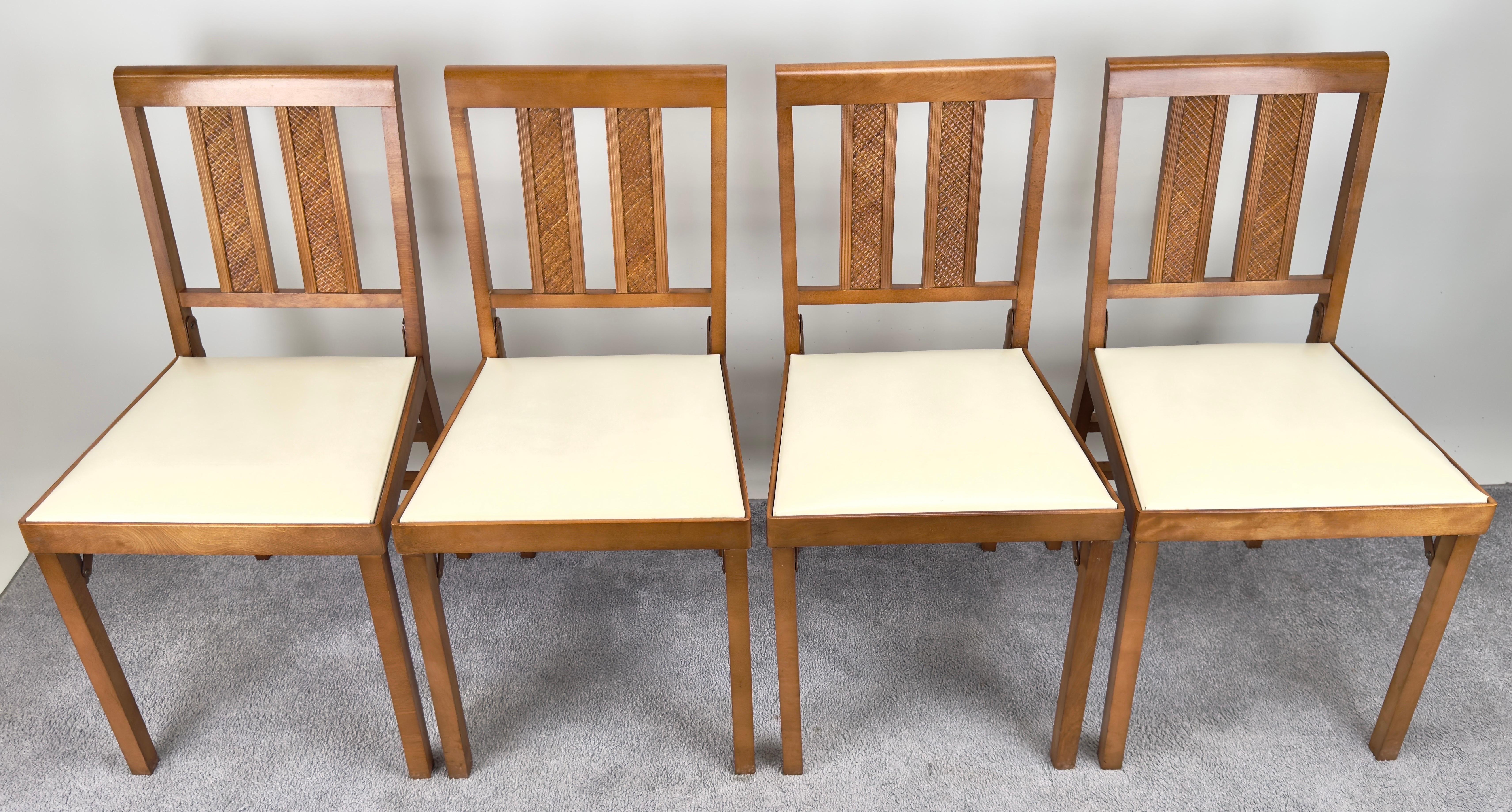 Intagliato a mano Sedia Foldes in finta pelle bianca e legno di noce intagliato, set di 4 sedie moderne di metà secolo in vendita