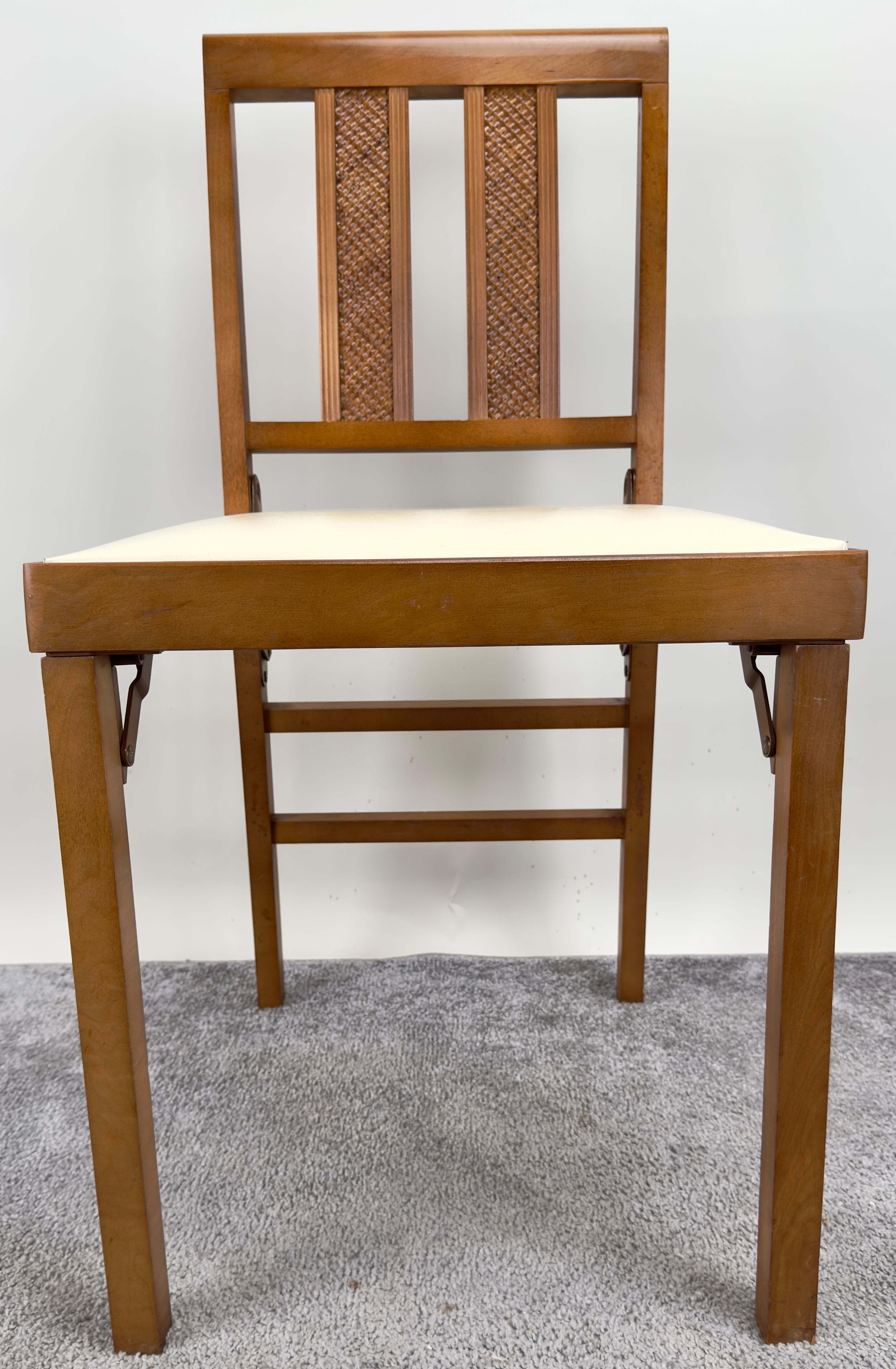 Sedia Foldes in finta pelle bianca e legno di noce intagliato, set di 4 sedie moderne di metà secolo In condizioni buone in vendita a Plainview, NY