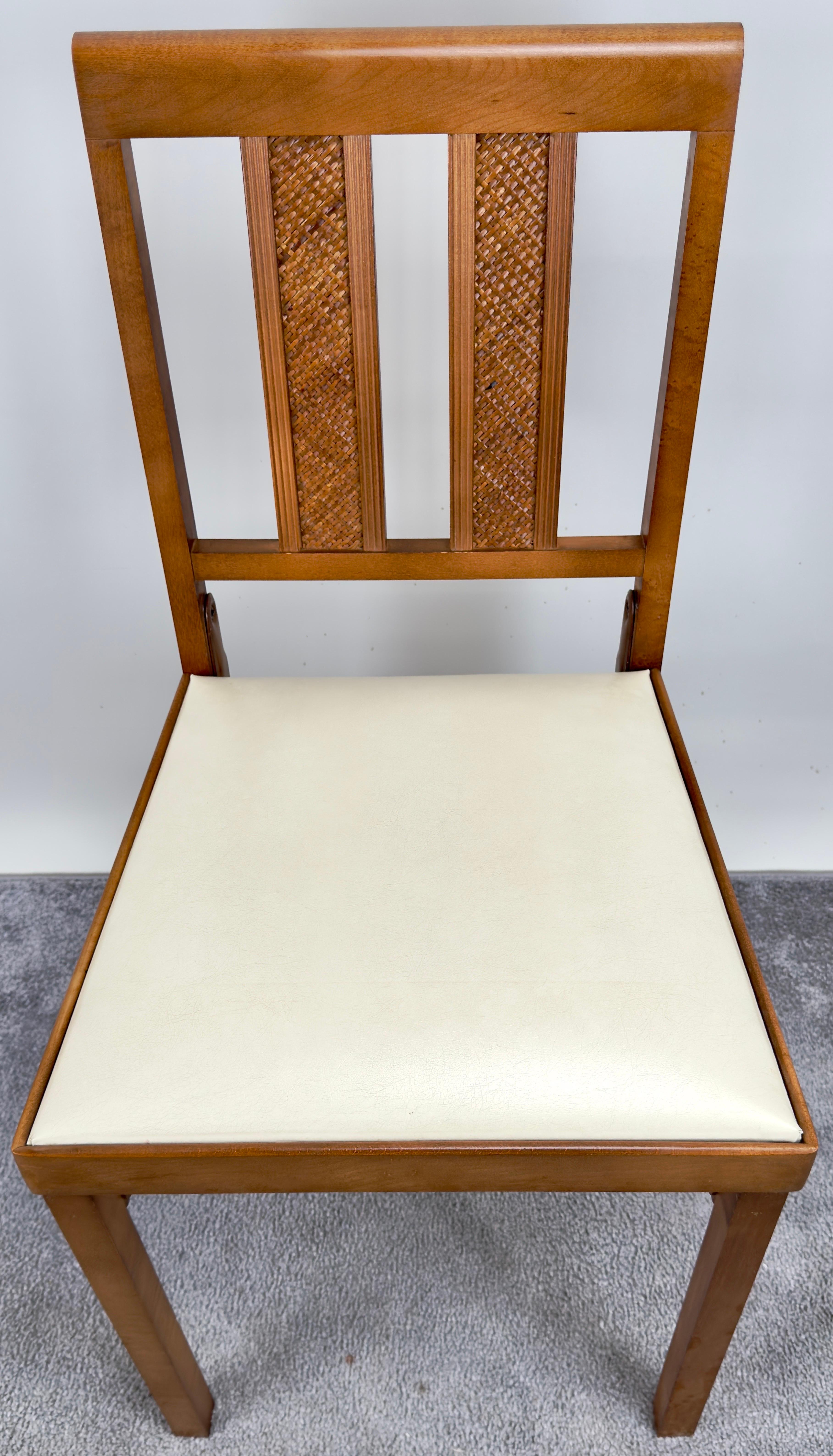 XX secolo Sedia Foldes in finta pelle bianca e legno di noce intagliato, set di 4 sedie moderne di metà secolo in vendita