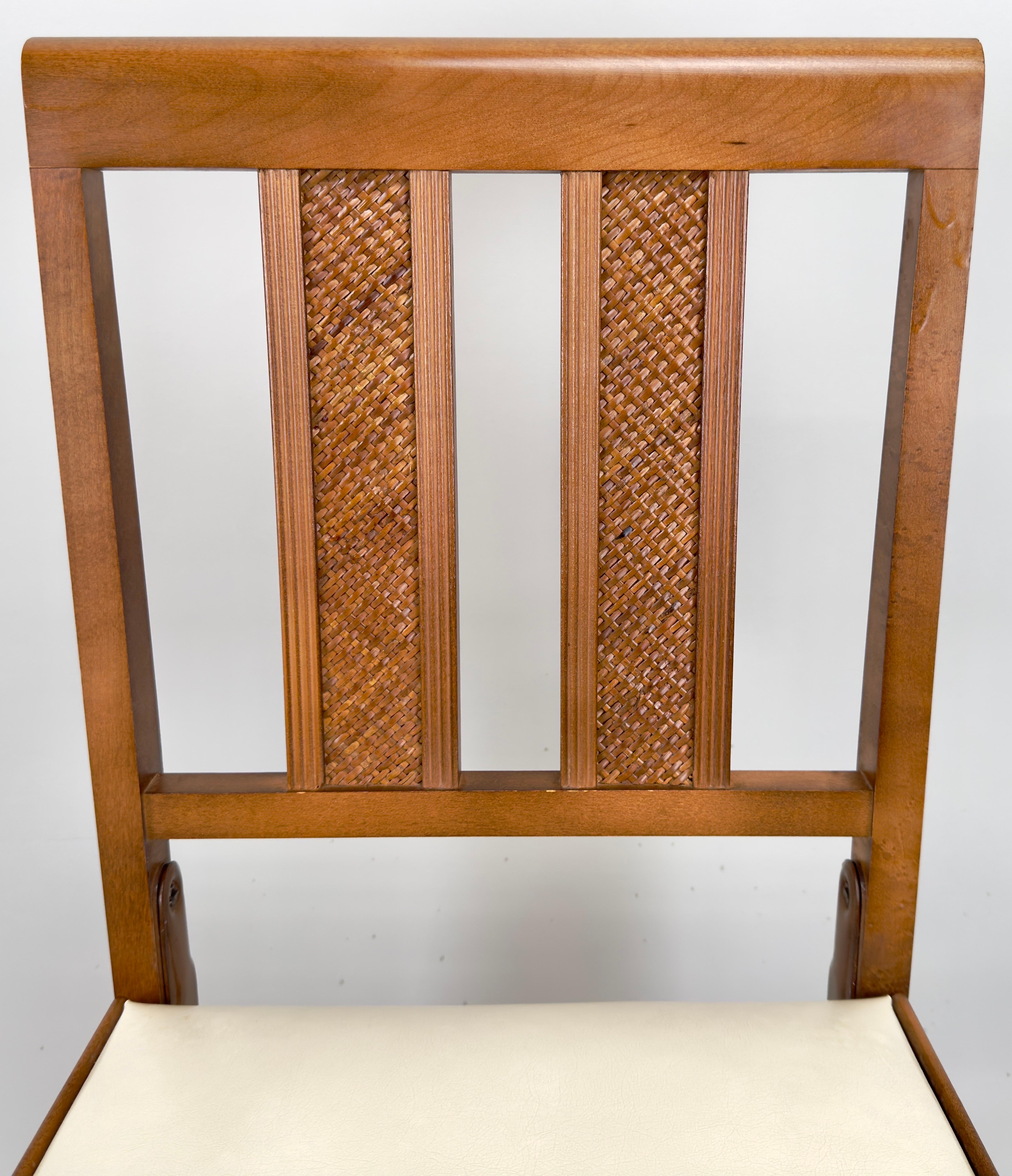 Materiale sintetico Sedia Foldes in finta pelle bianca e legno di noce intagliato, set di 4 sedie moderne di metà secolo in vendita