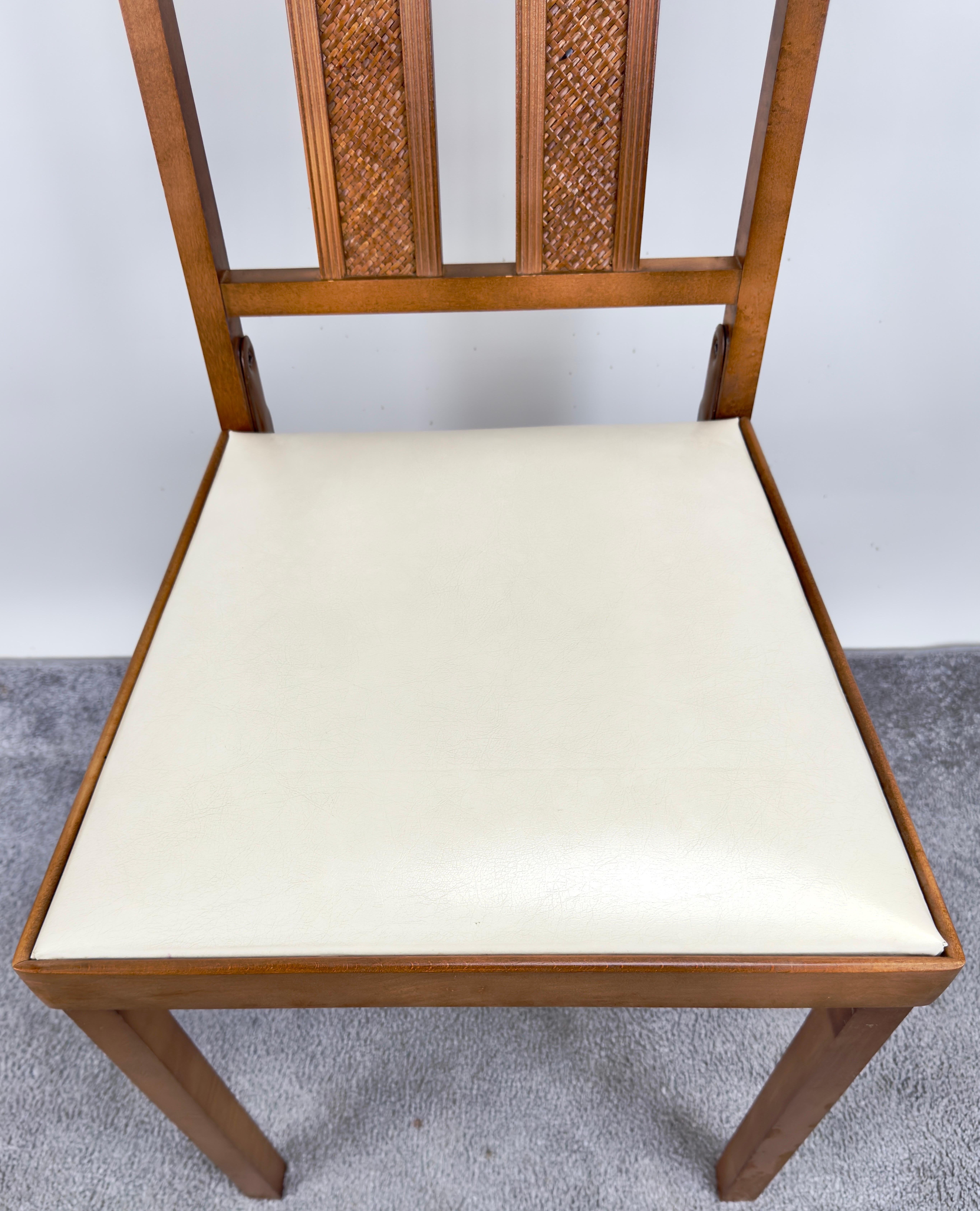 Sedia Foldes in finta pelle bianca e legno di noce intagliato, set di 4 sedie moderne di metà secolo in vendita 1
