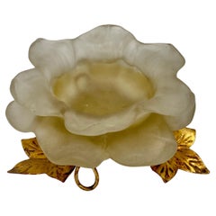 Porte-bougies modernes du milieu du siècle dernier en lucite dépolie blanche avec feuilles d'or