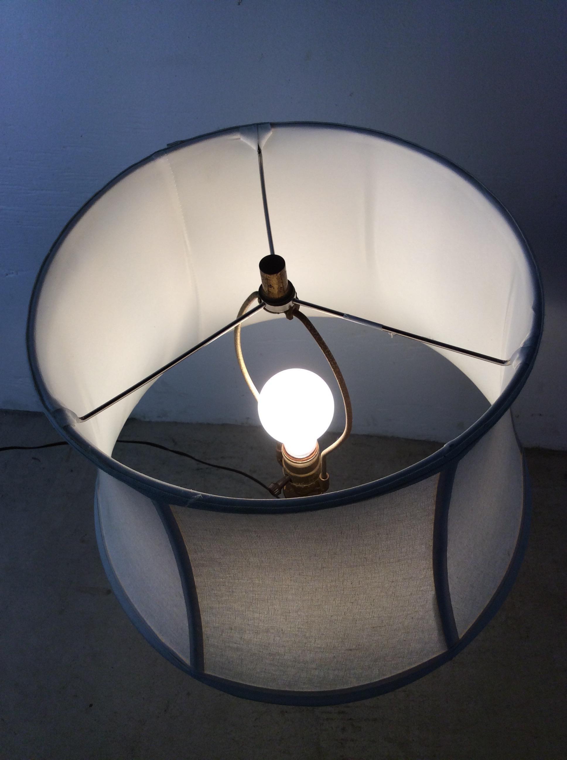 Moderne Tischlampe aus weißem Glas mit Schirm aus der Mitte des Jahrhunderts im Angebot 12