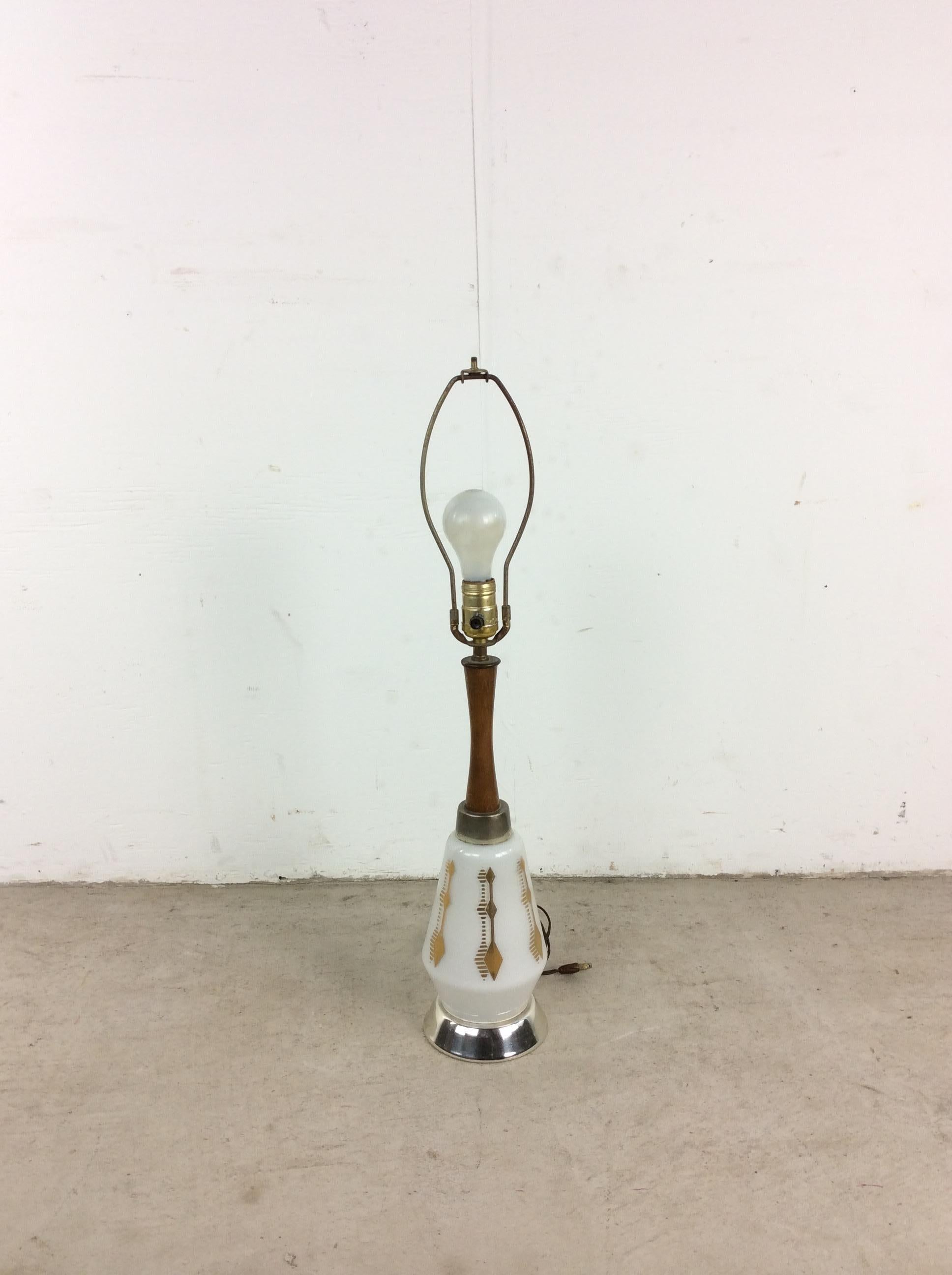 Moderne Tischlampe aus weißem Glas mit Schirm aus der Mitte des Jahrhunderts (amerikanisch) im Angebot