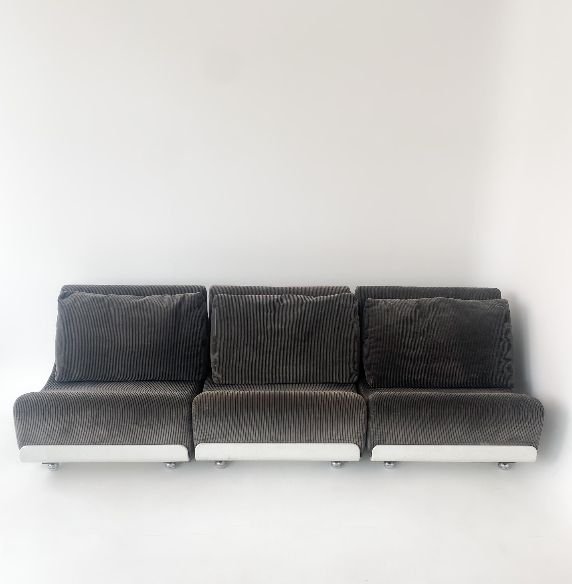Mid-Century Modern White Grey Orbis Sofa by Luigi Colani, Germany 1970s.

Hip three-part lounge set in grey and white designed by Luigi Colani for COR in the 70s. This sofa contains three straight seating elements in an orginal grey velvet