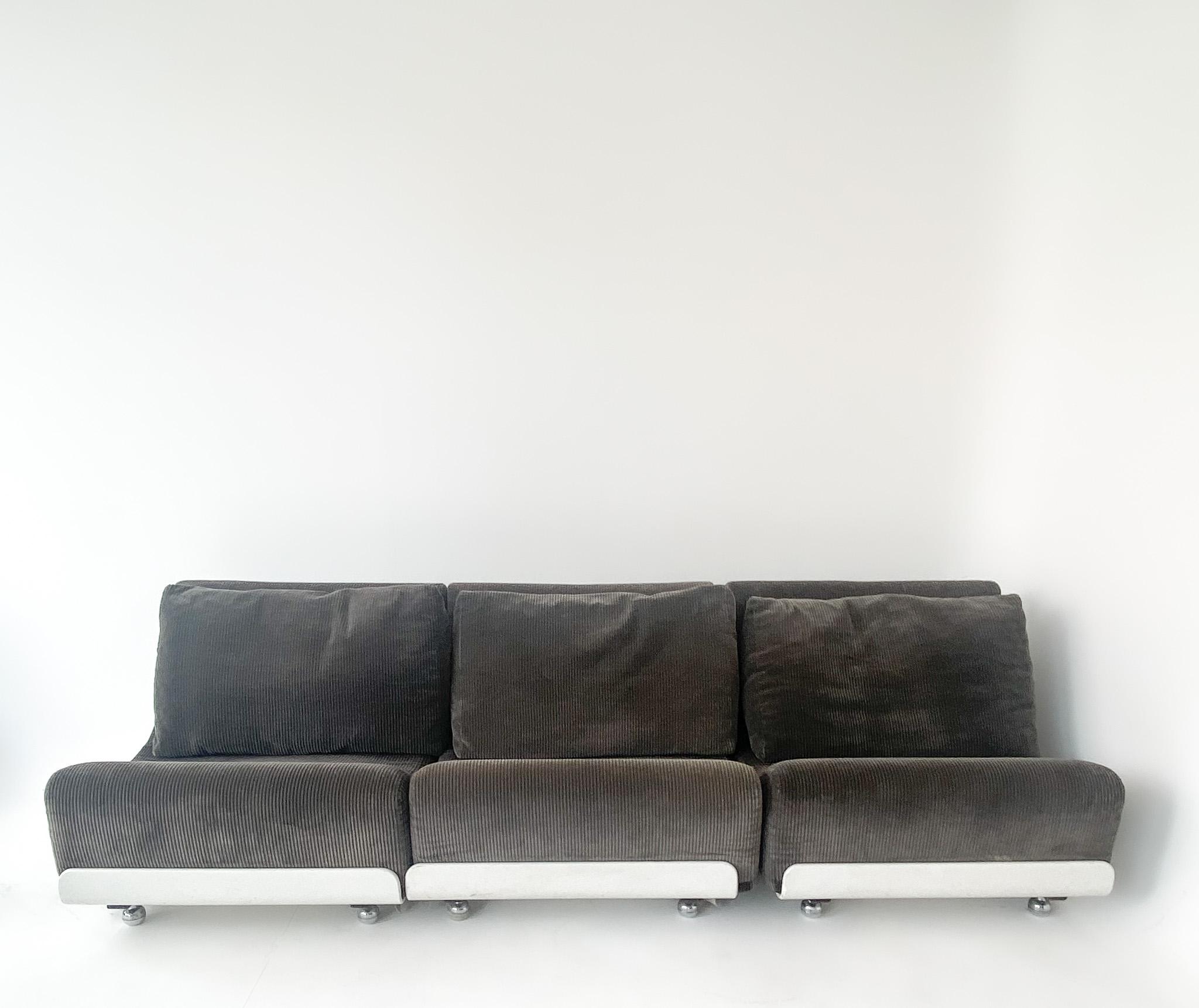 Mid-Century Modern White Grey Orbis Sofa by Luigi Colani, Germany, 1970s In Good Condition For Sale In Vienna, AT