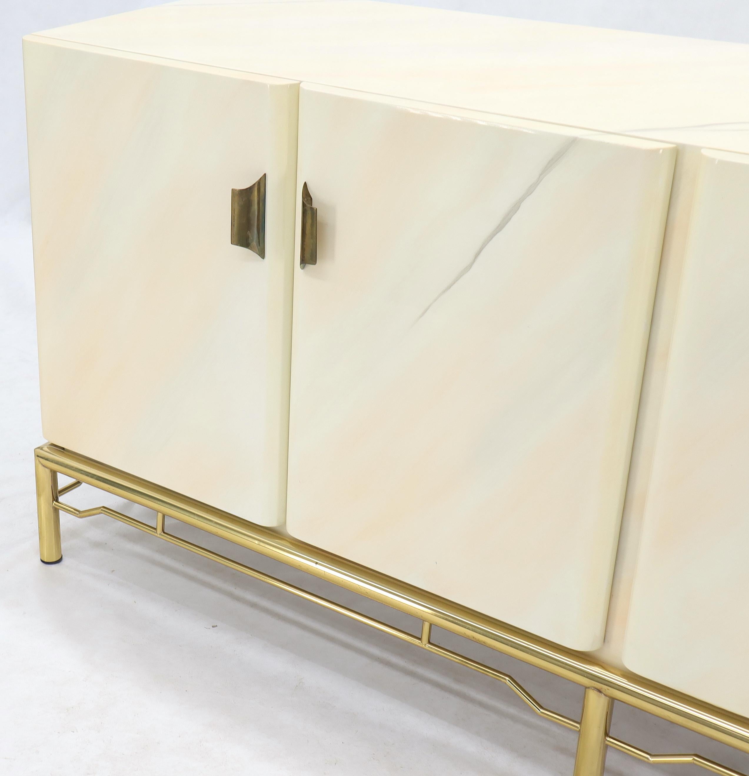 Mid-Century Modern White Lacquer Faux Finish Door 4 Doors Credenza on Brass Base In Excellent Condition For Sale In Rockaway, NJ