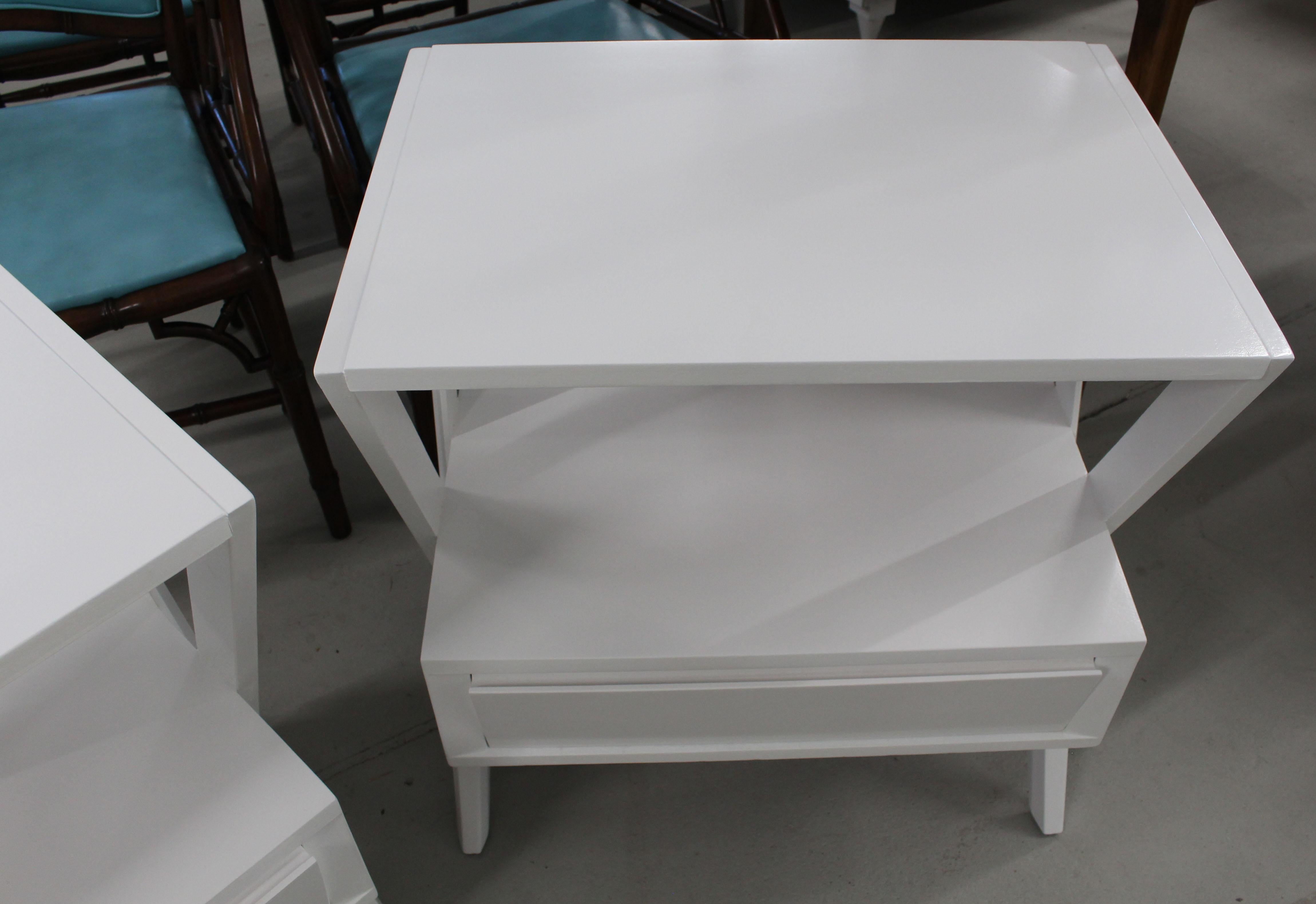 Mid-Century Modern White Lacquer One Drawer X-Bases End Tables Nightstands, Pair For Sale 3
