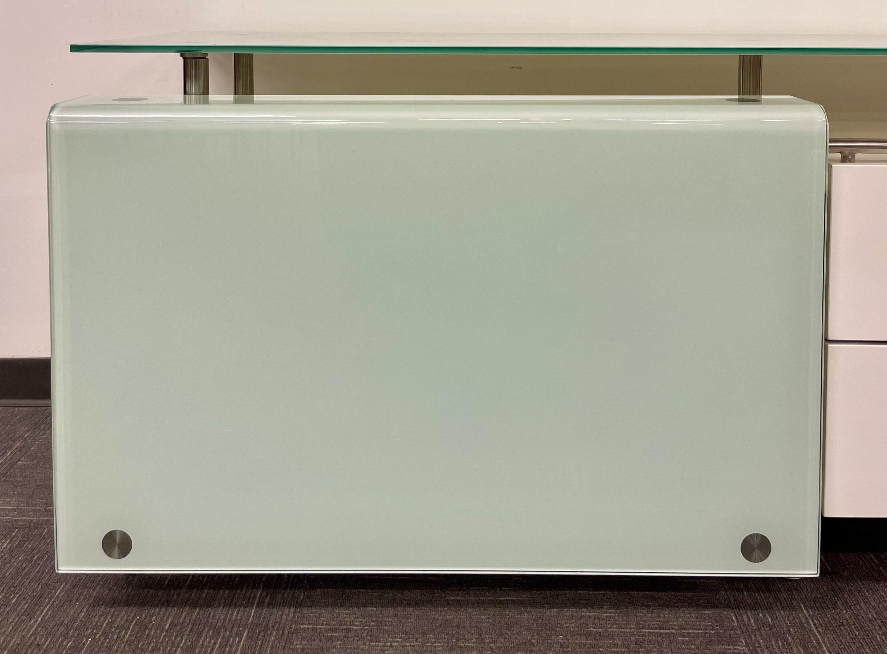 Mid-Century Modern White Lacquered and Glass Console, Dresser or Sideboard For Sale 2
