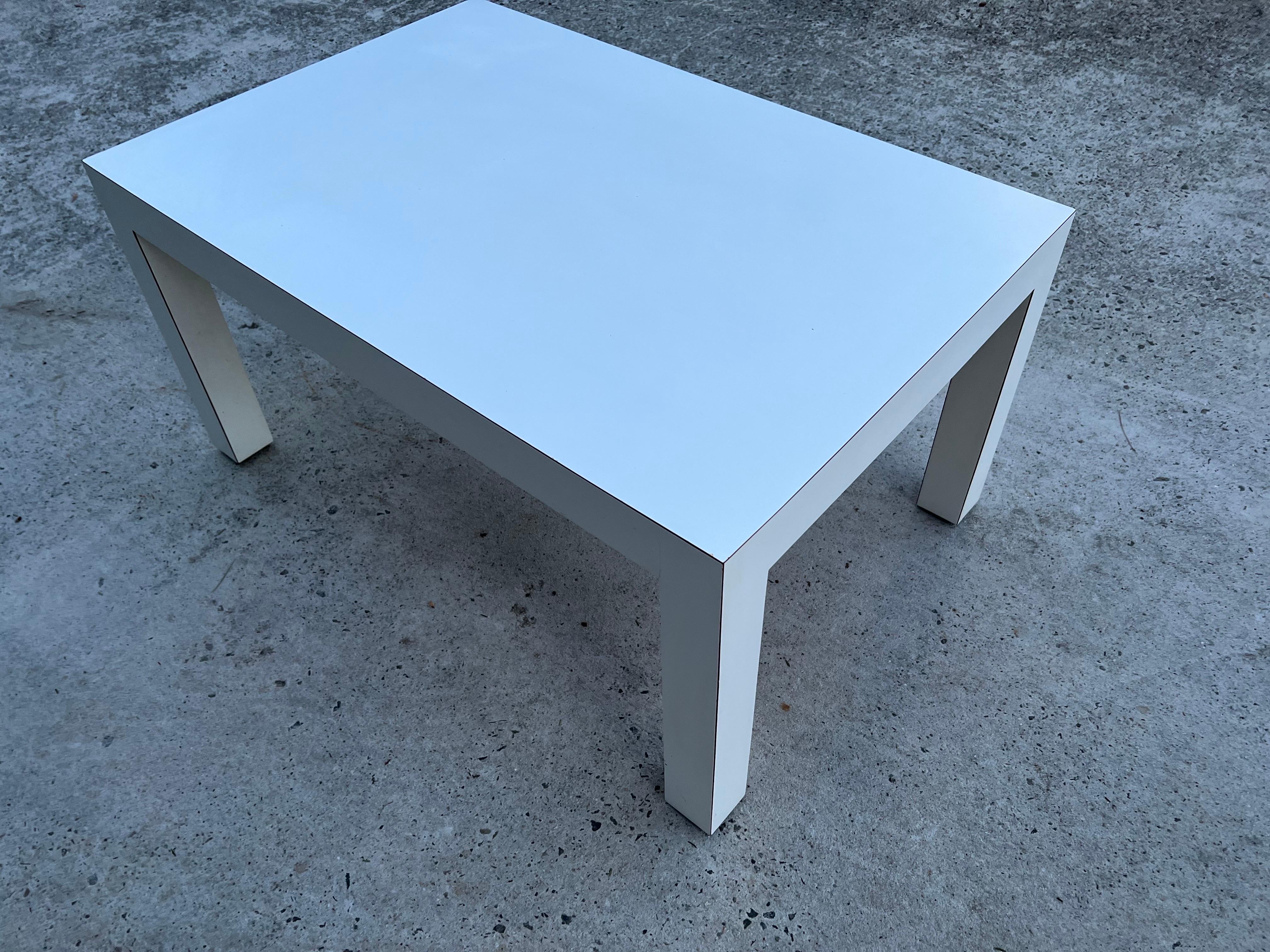Mid-Century Modern White Laminate Parsons Table In Good Condition For Sale In Redding, CT