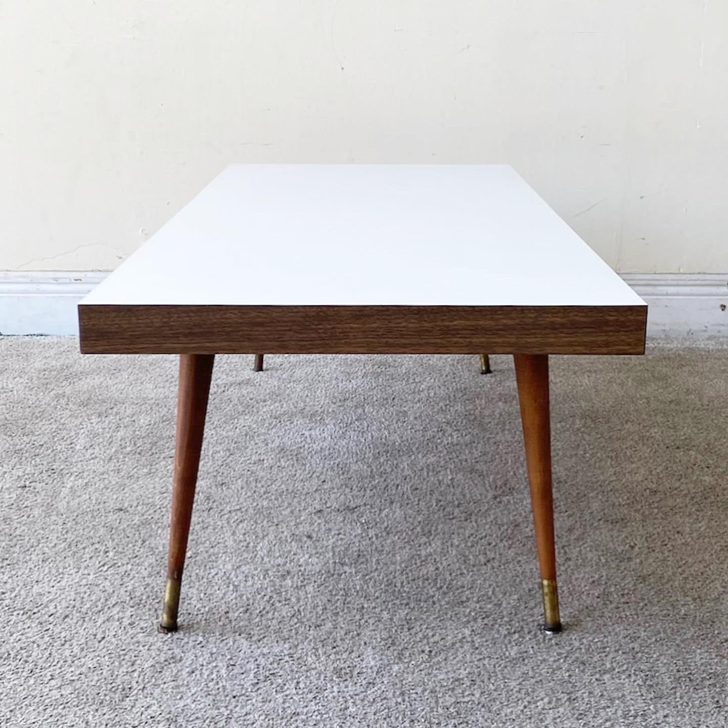 Mid-Century Modern White Laminate Top Rectangular Coffee Table In Good Condition In Delray Beach, FL