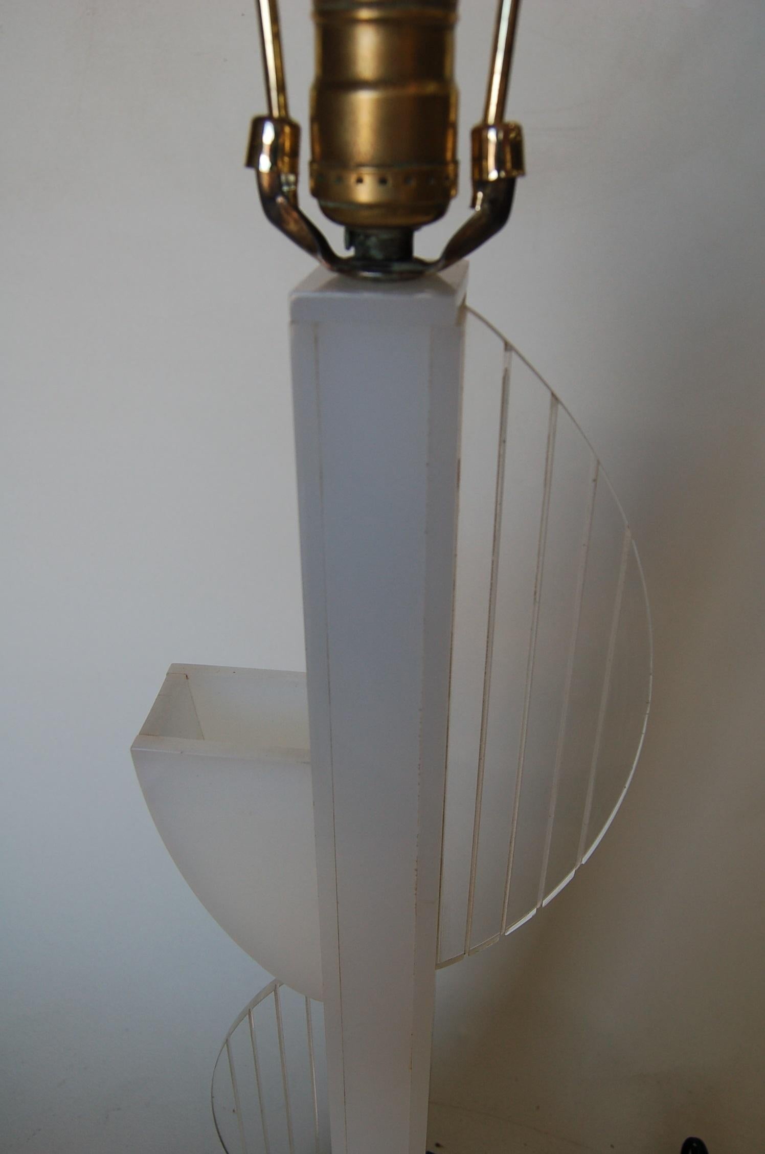 Mid-Century Modern White Lucite Table Lamp with Side Planter by Moss Lighting In Good Condition For Sale In Van Nuys, CA