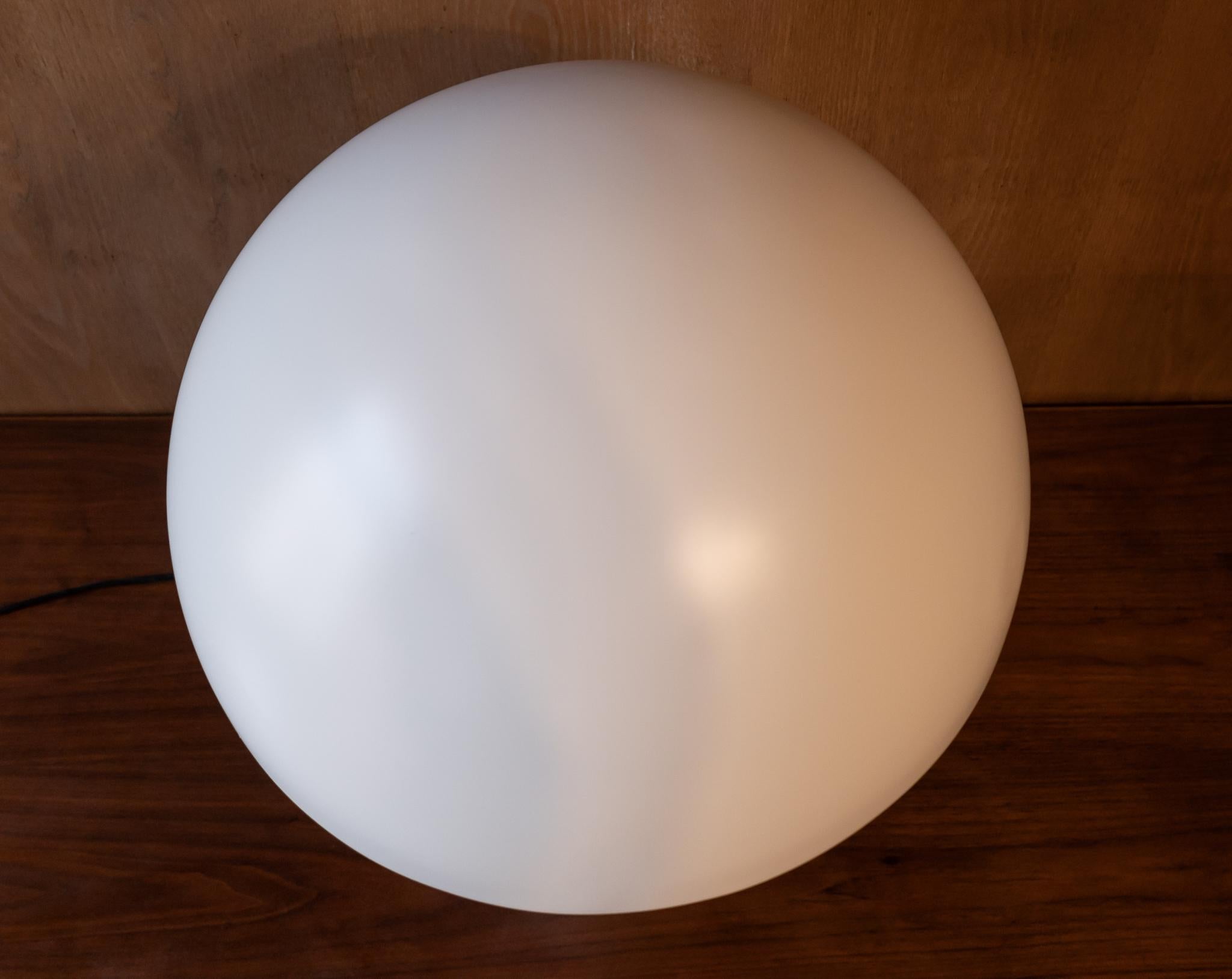 Lampe de table en métal blanc moderne du milieu du siècle Atollo 233 par Vico Magistretti, années 1970.

Fabriqué en métal blanc lustré, l'Atollo 233 respire la sophistication et le raffinement. Sa silhouette distinctive en forme de champignon est