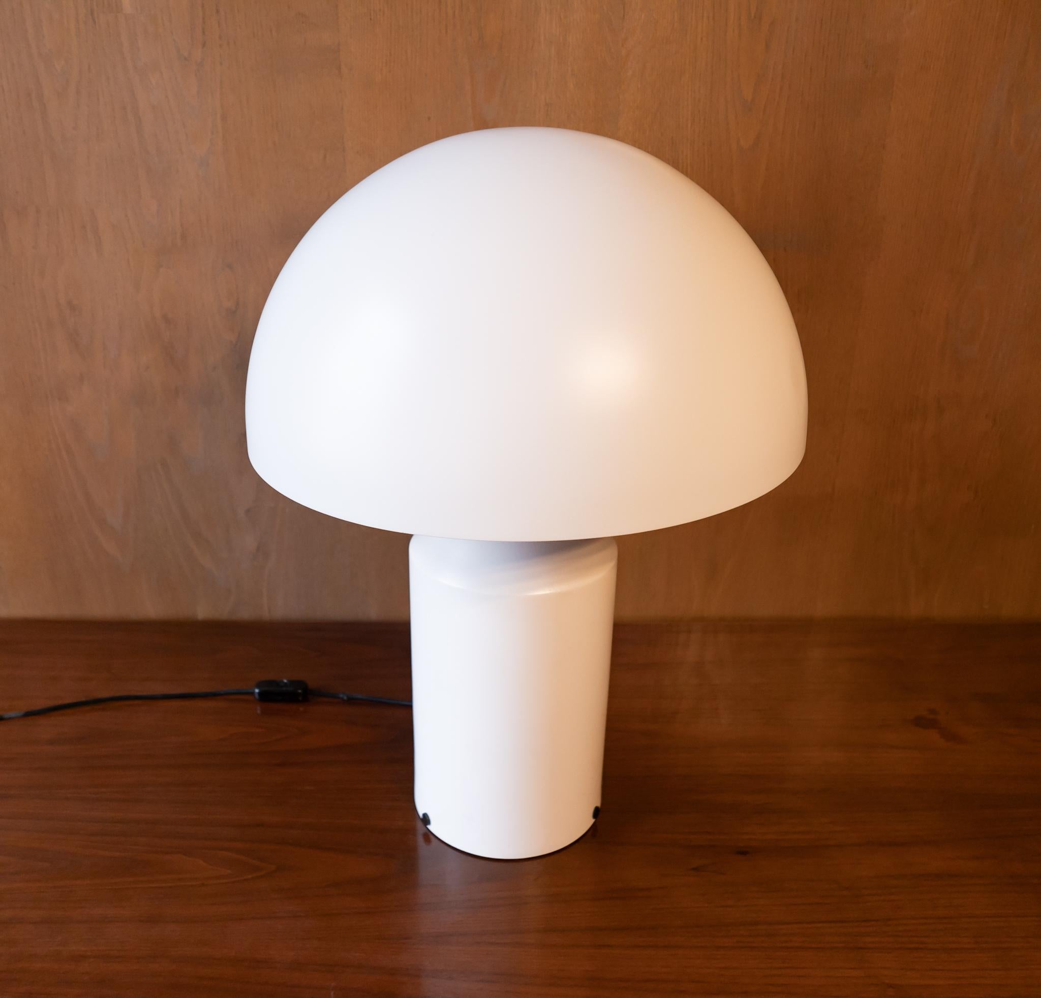 Mid-Century Modern White Metal Table Lamp Atollo 233 by Vico Magistretti, 1970s For Sale 2