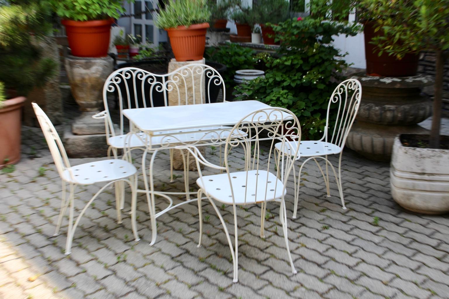 Mid Century Modern weiße Metall Vintage Sitzgruppe oder Gartenmöbel, die entworfen und ausgeführt wurden von Stanislaus Karasek und Co, 1950er Jahre, Wien, Österreich.
Die Sitzgruppe ist für den Innen- und Außenbereich geeignet.
Dieses charmante