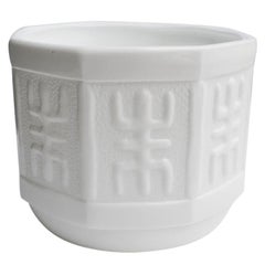 Sechseckiges Pflanzgefäß oder Vase aus weißem Milchglas:: Mitte des Jahrhunderts