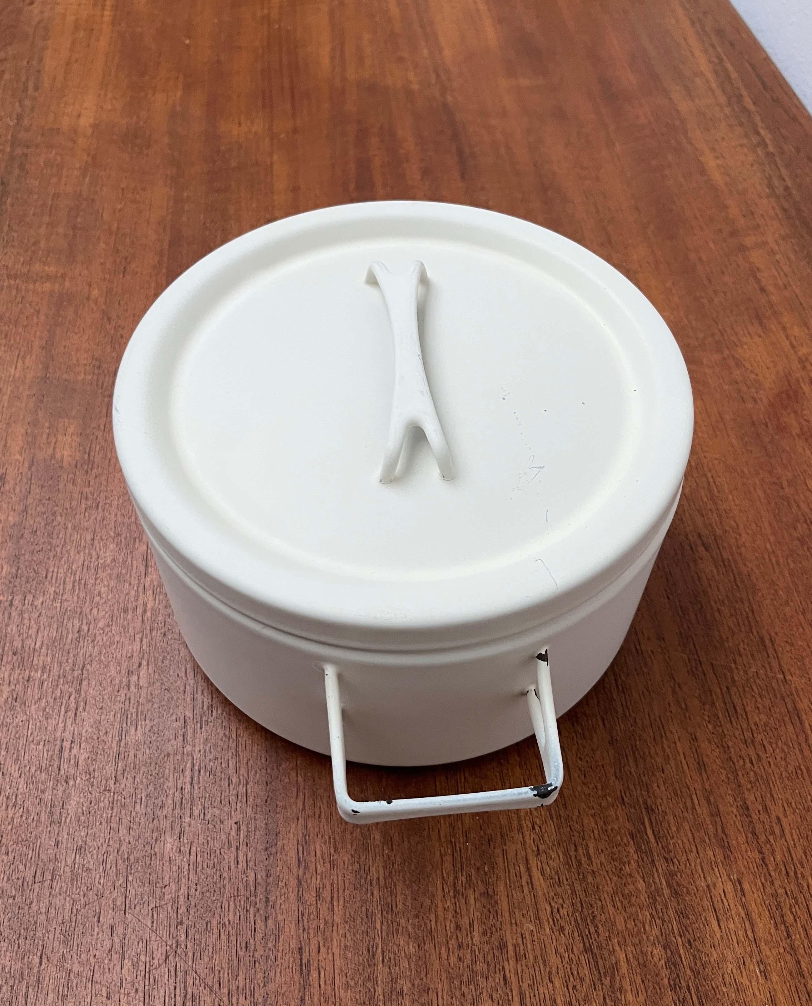 Vaso minimalista in smalto bianco della metà del secolo Seppo Mallat Finel Finlandia 1960 in vendita 4