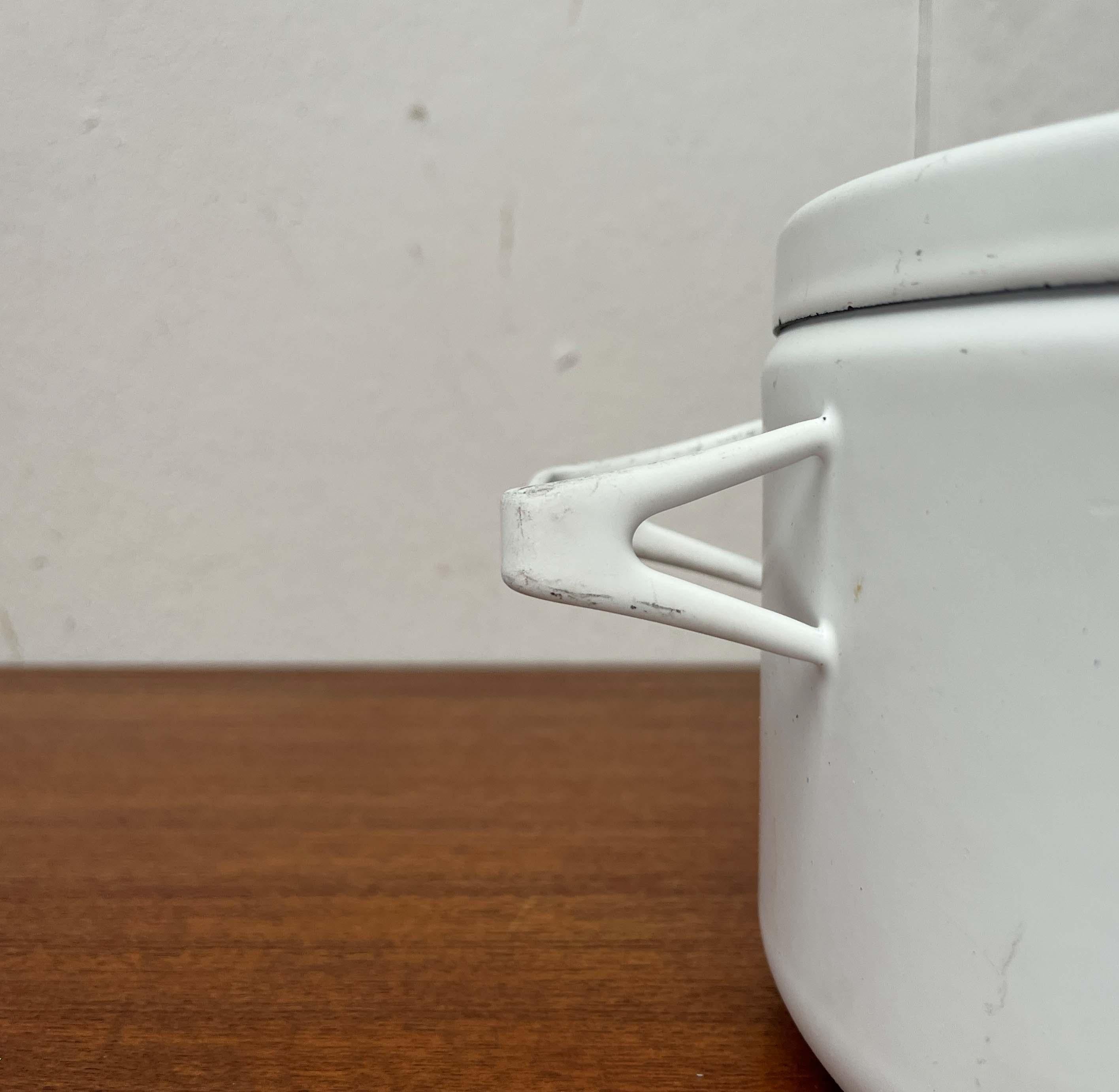 Mid-Century Modern White Minimalist Enamel Pot Seppo Mallat Finel Finland 1960s im Angebot 4