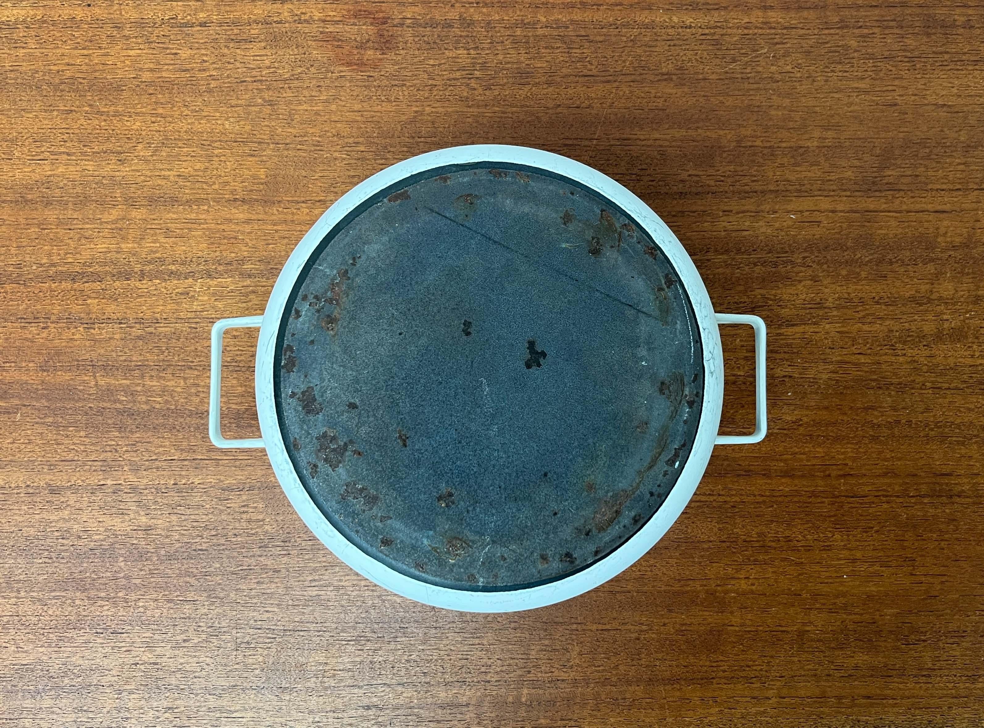 Mid-Century Modern White Minimalist Enamel Pot Seppo Mallat Finel Finland 1960s im Angebot 5