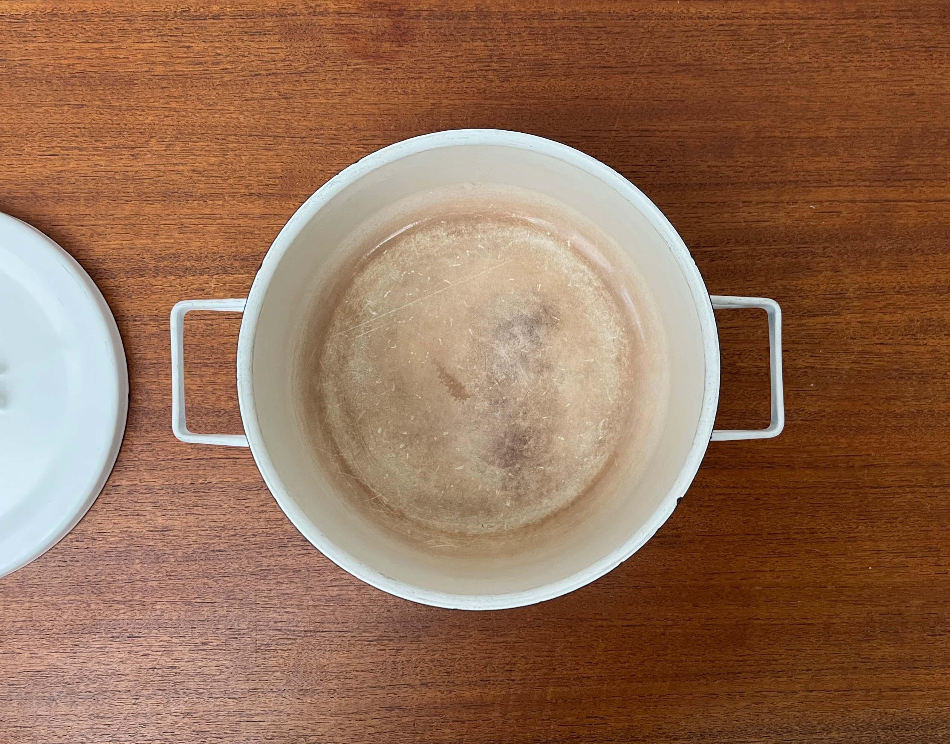 Mid-Century Modern White Minimalist Enamel Pot Seppo Mallat Finel Finland 1960s im Angebot 6