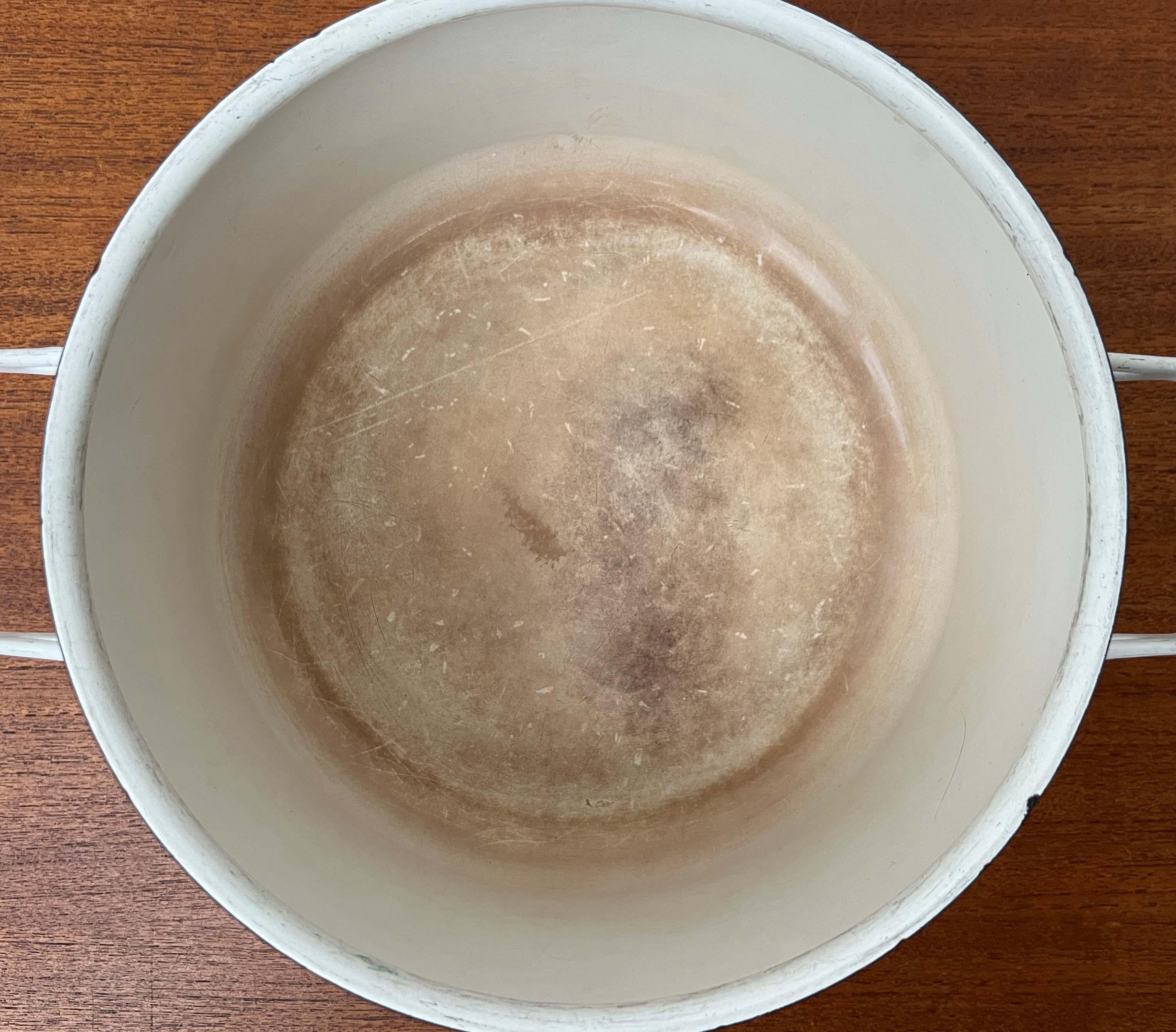 Mid-Century Modern White Minimalist Enamel Pot Seppo Mallat Finel Finland 1960s im Angebot 7