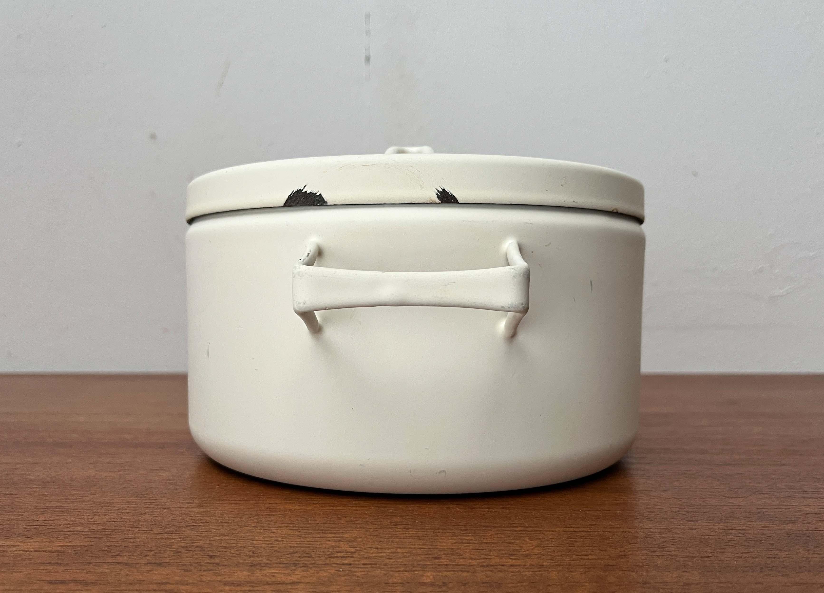 Vaso minimalista in smalto bianco della metà del secolo Seppo Mallat Finel Finlandia 1960 in vendita 9