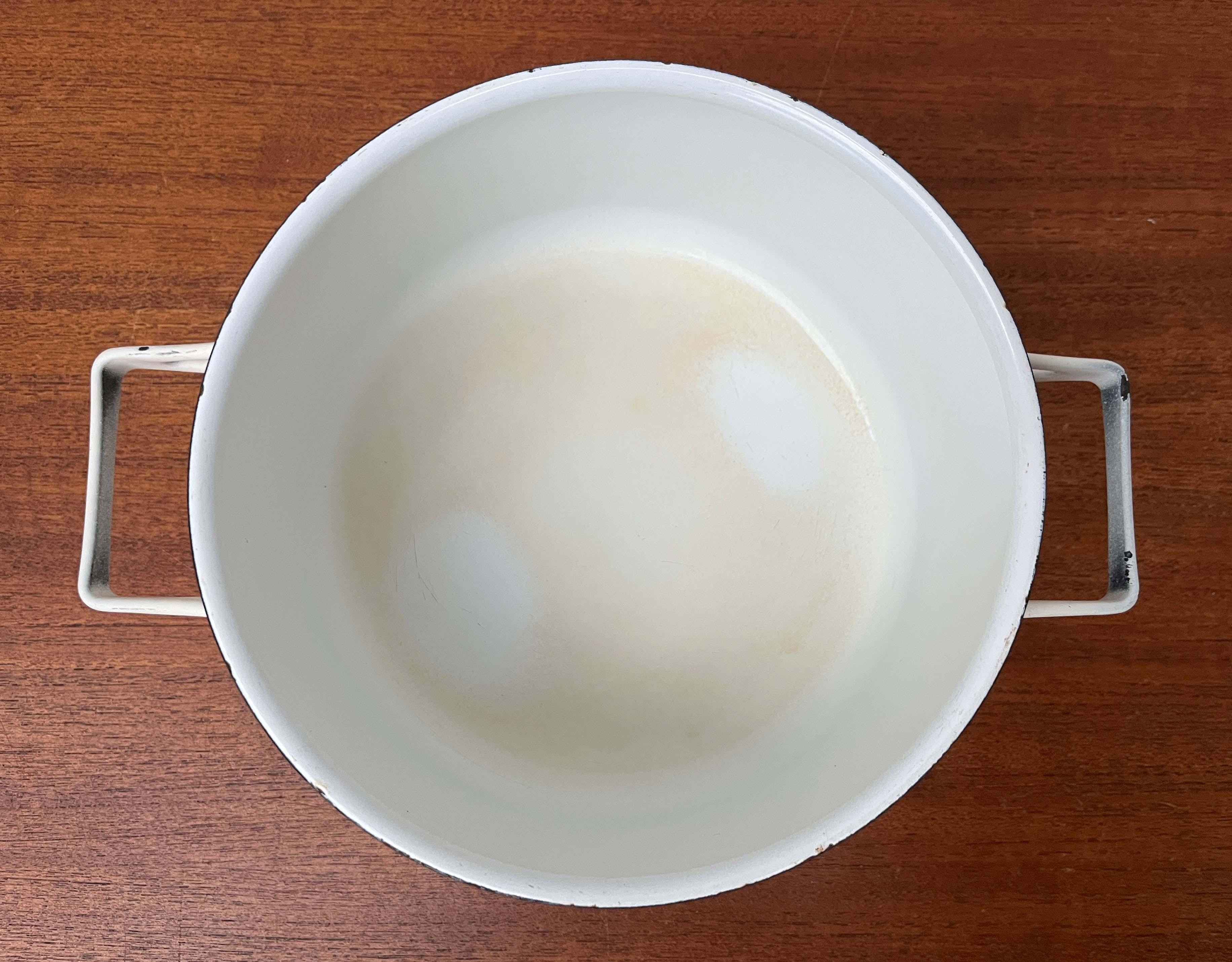 Vaso minimalista in smalto bianco della metà del secolo Seppo Mallat Finel Finlandia 1960 in vendita 10