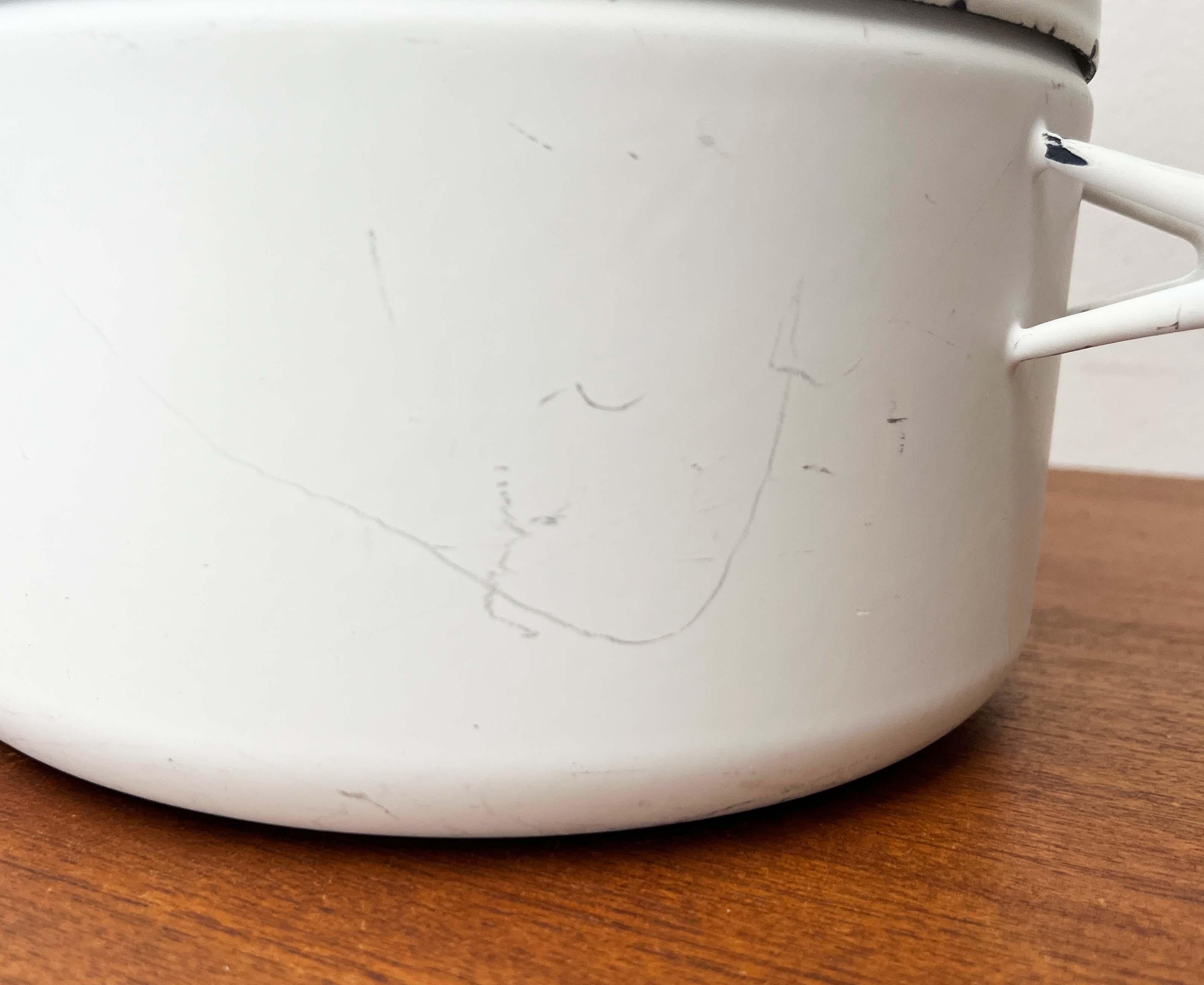 Mid-Century Modern White Minimalist Enamel Pot Seppo Mallat Finel Finland 1960s im Angebot 10