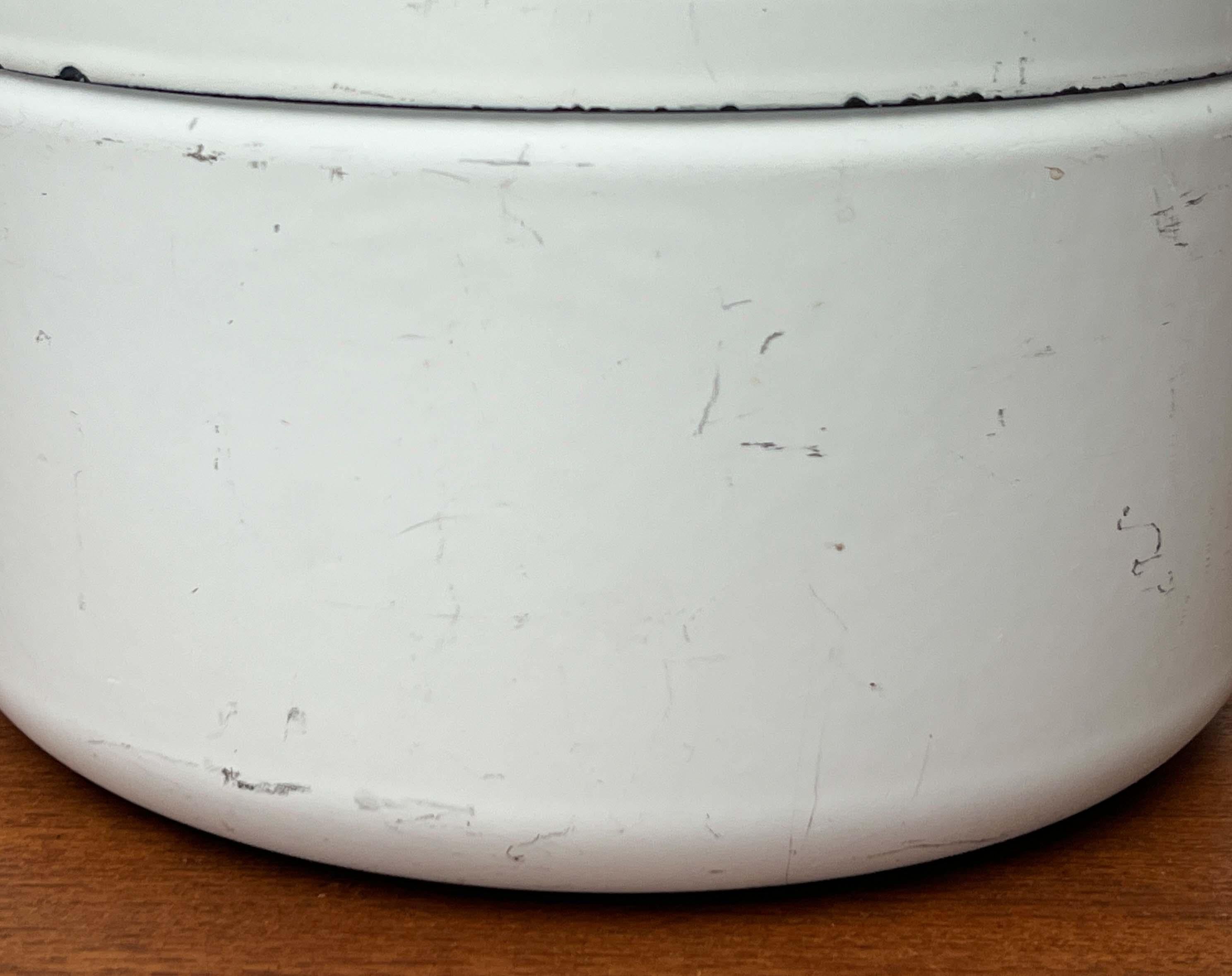 Mid-Century Modern White Minimalist Enamel Pot Seppo Mallat Finel Finland 1960s im Angebot 12