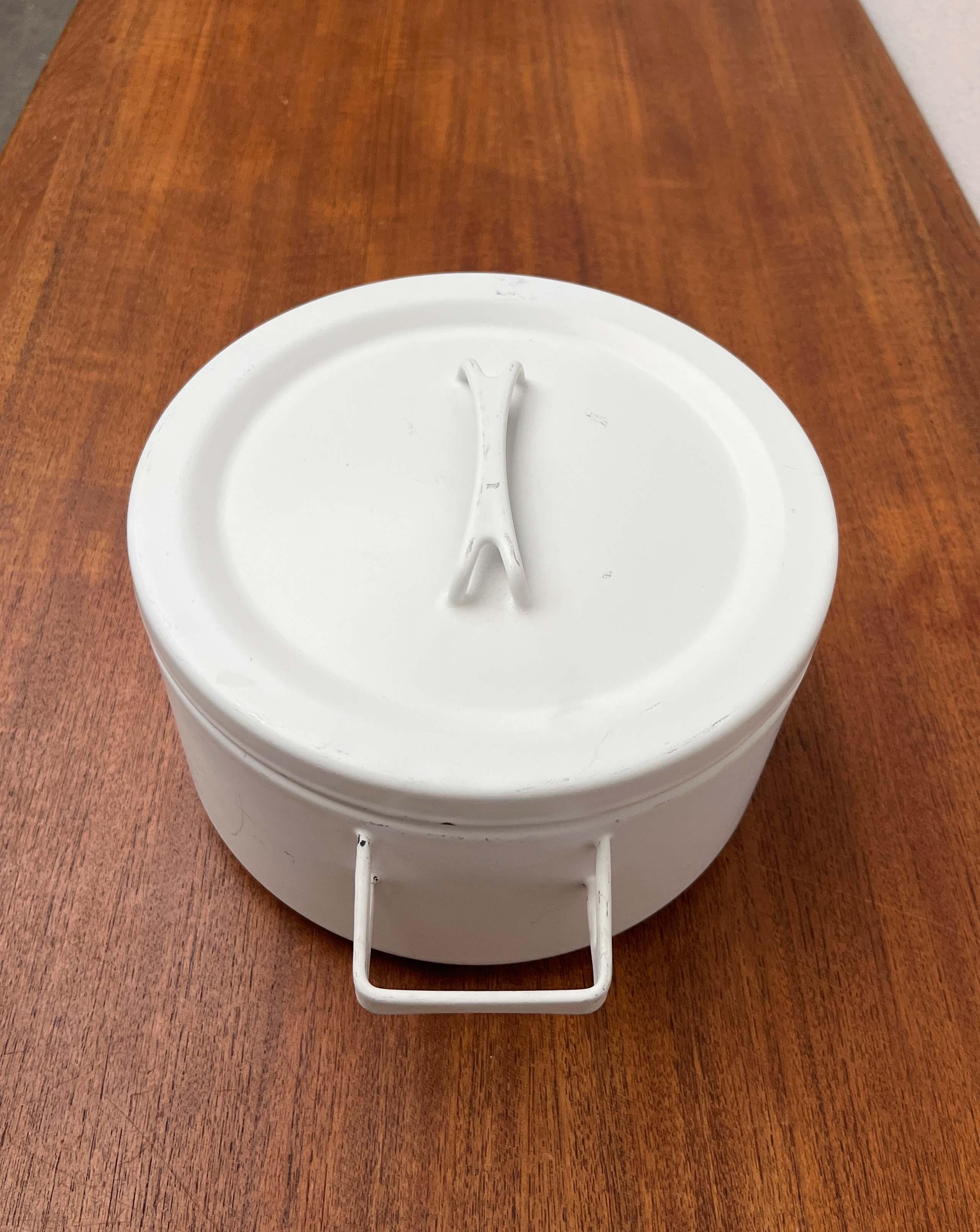 Mid-Century Modern White Minimalist Enamel Pot Seppo Mallat Finel Finland 1960s (Moderne der Mitte des Jahrhunderts) im Angebot