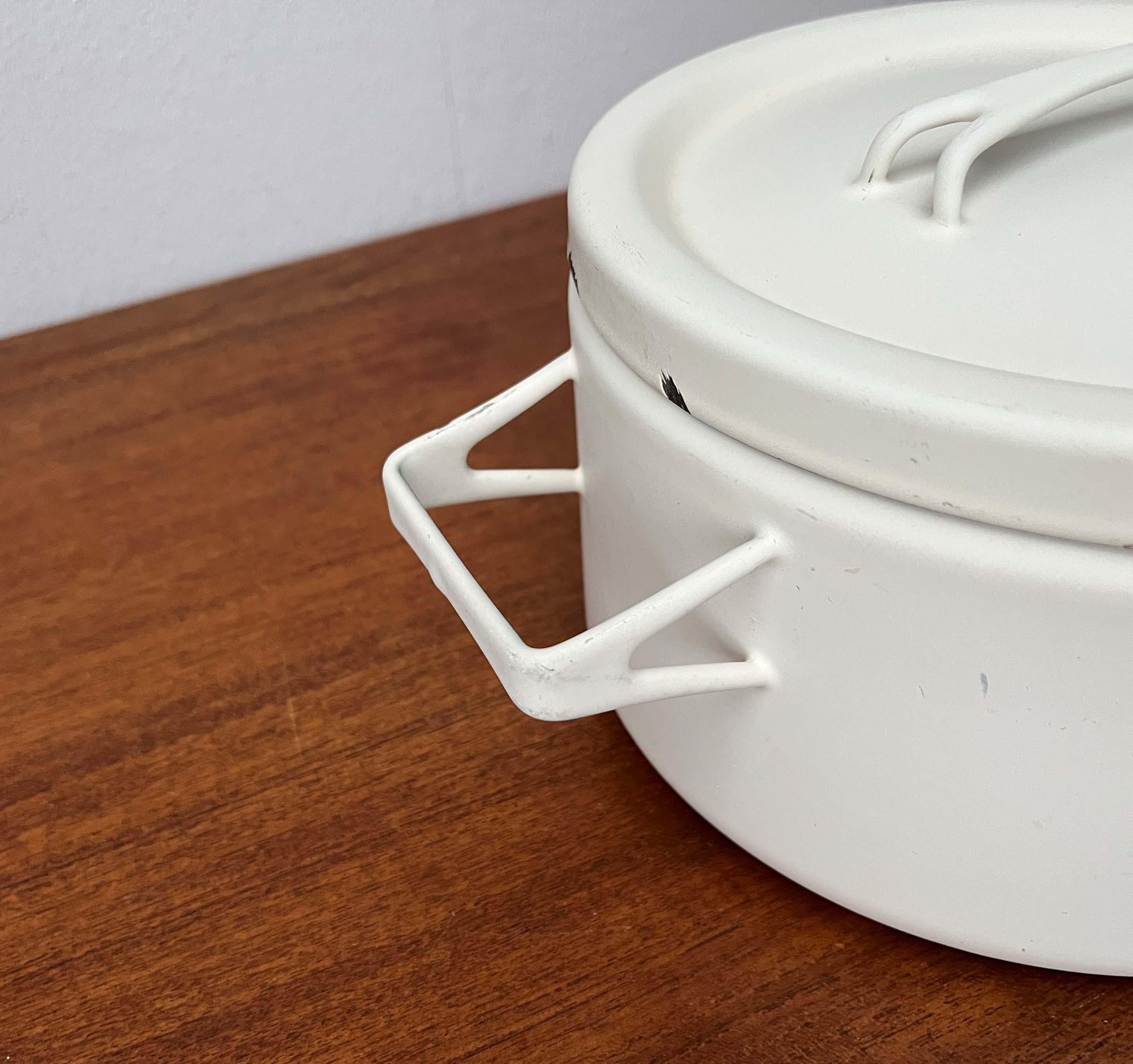 Finlandese Vaso minimalista in smalto bianco della metà del secolo Seppo Mallat Finel Finlandia 1960 in vendita